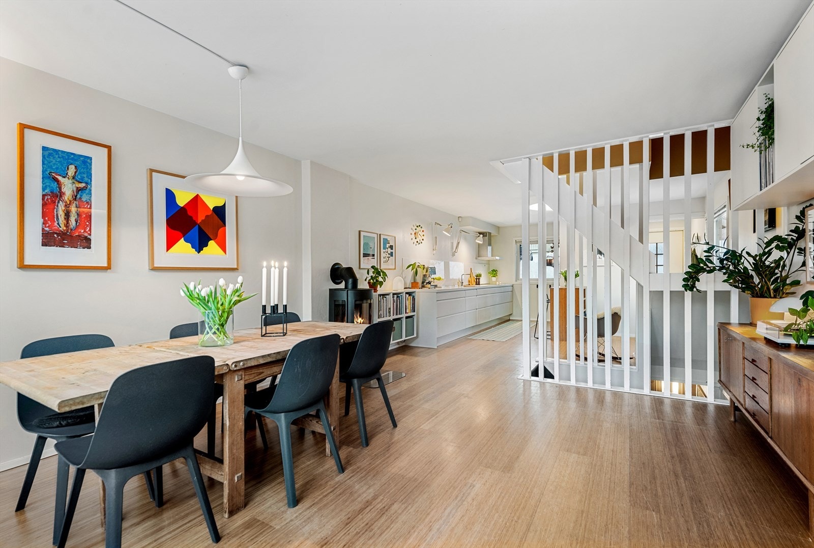 Kjøkkenet ligger i åpen løsning mot stuen, som skaper et romslig og sosialt preg. Galleribilde