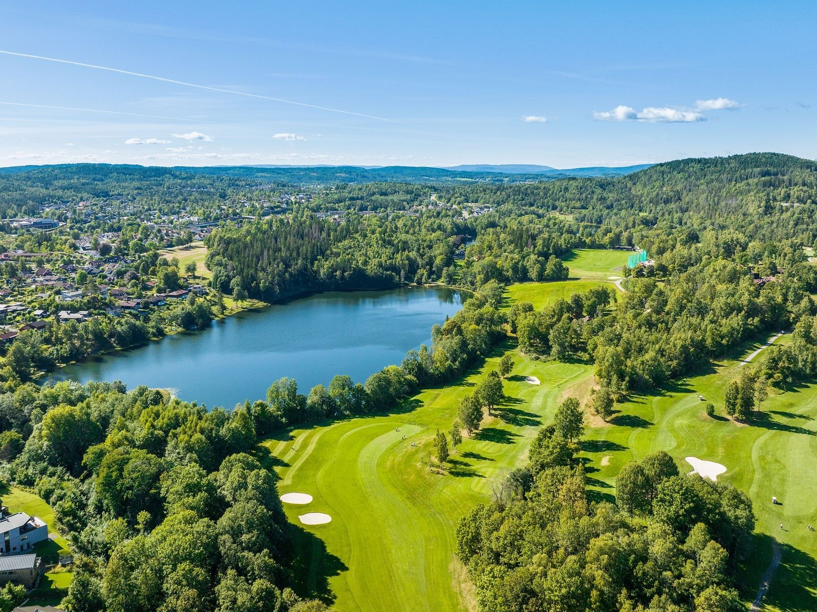 I nærheten har du Asker golfbane (18-hull), bademuligheter ved bla Hogstadvannet og lysløype om vinteren. Galleribilde