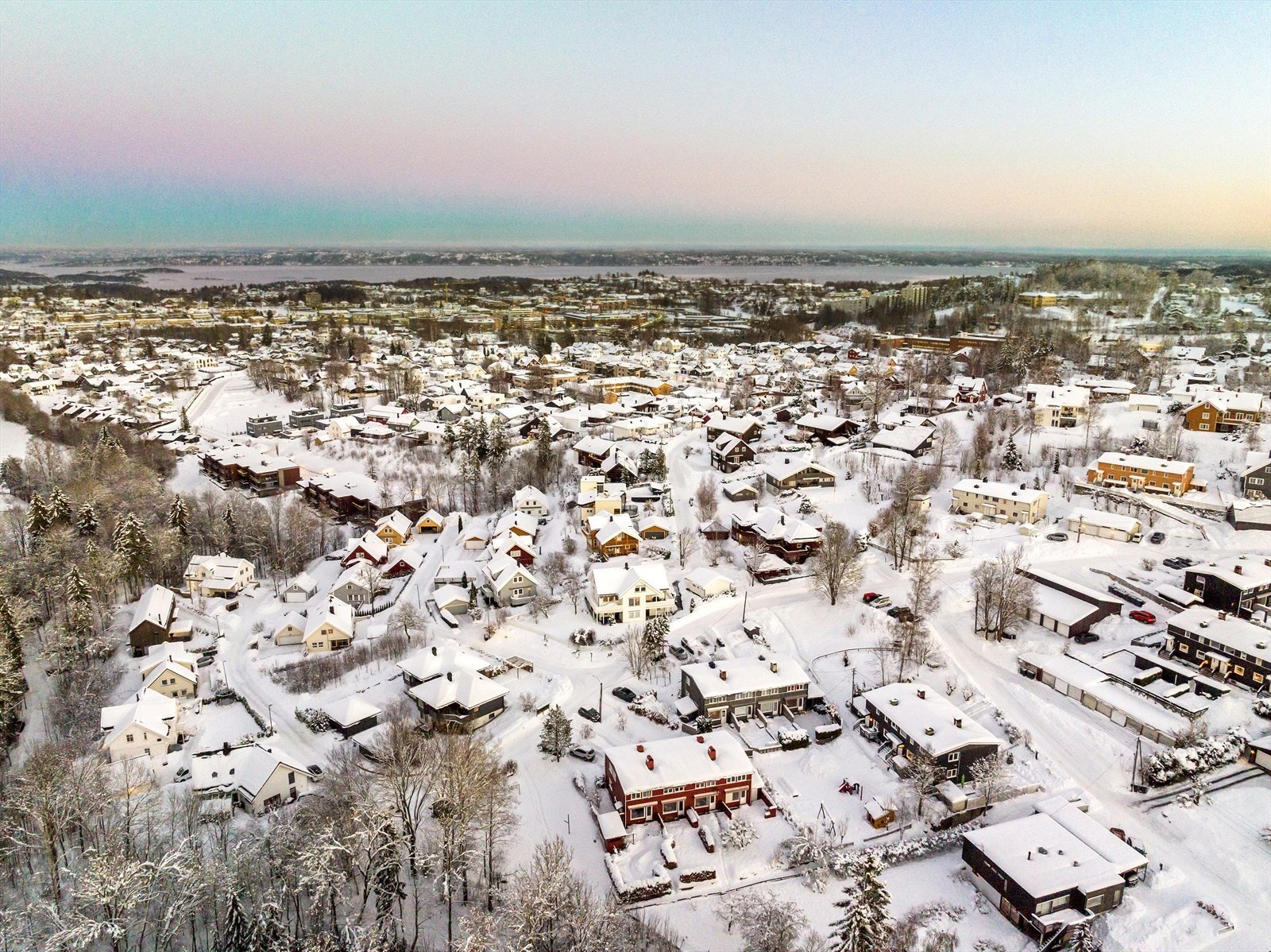 Hyggelig boområde med tilgang til både marka og nærhet til vannet. Galleribilde