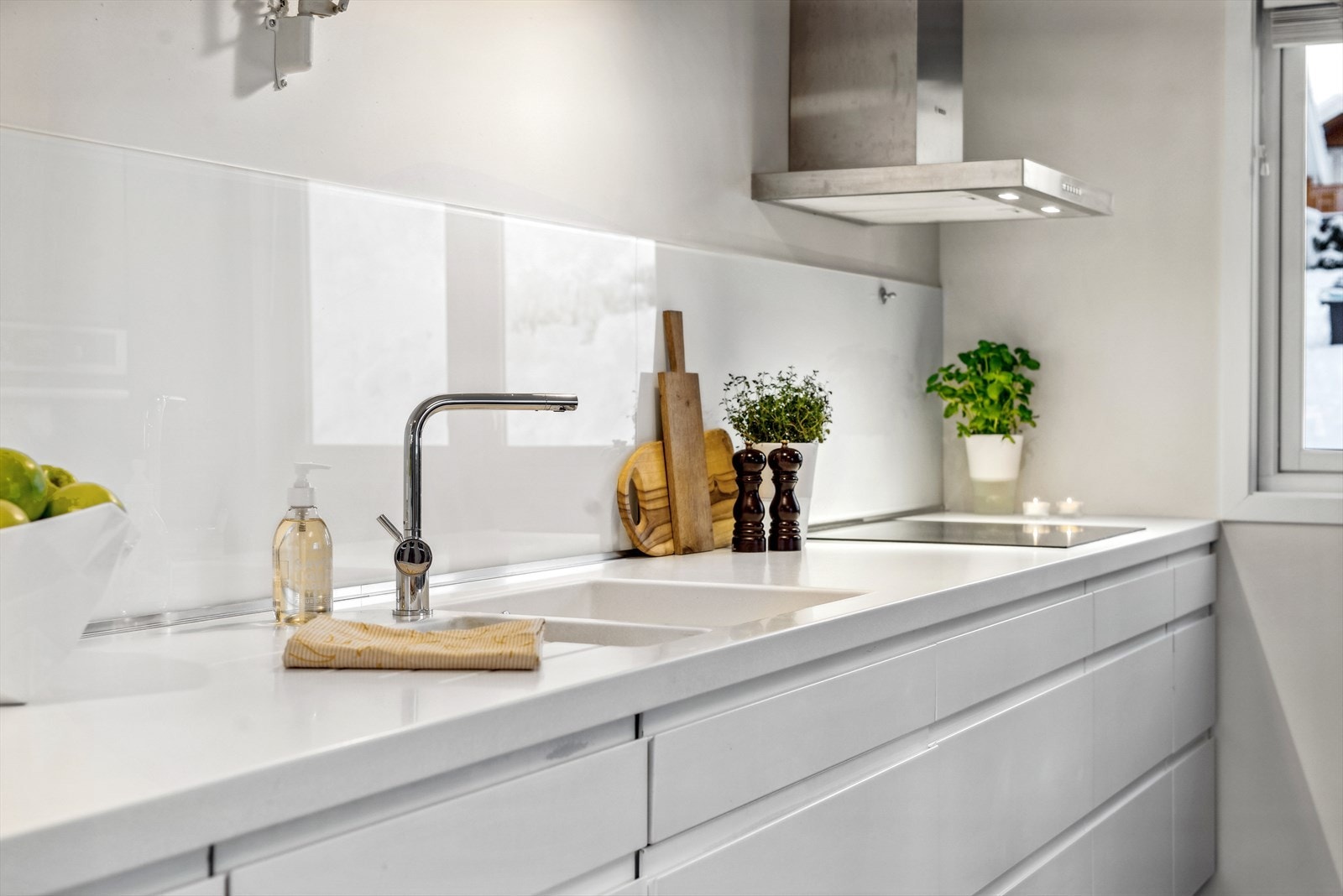 Kjøkkeninnredningen er fra 2014 med hvite, sorte og glatte fronter, samt en eksklusiv kompositt benkeplate. Galleribilde