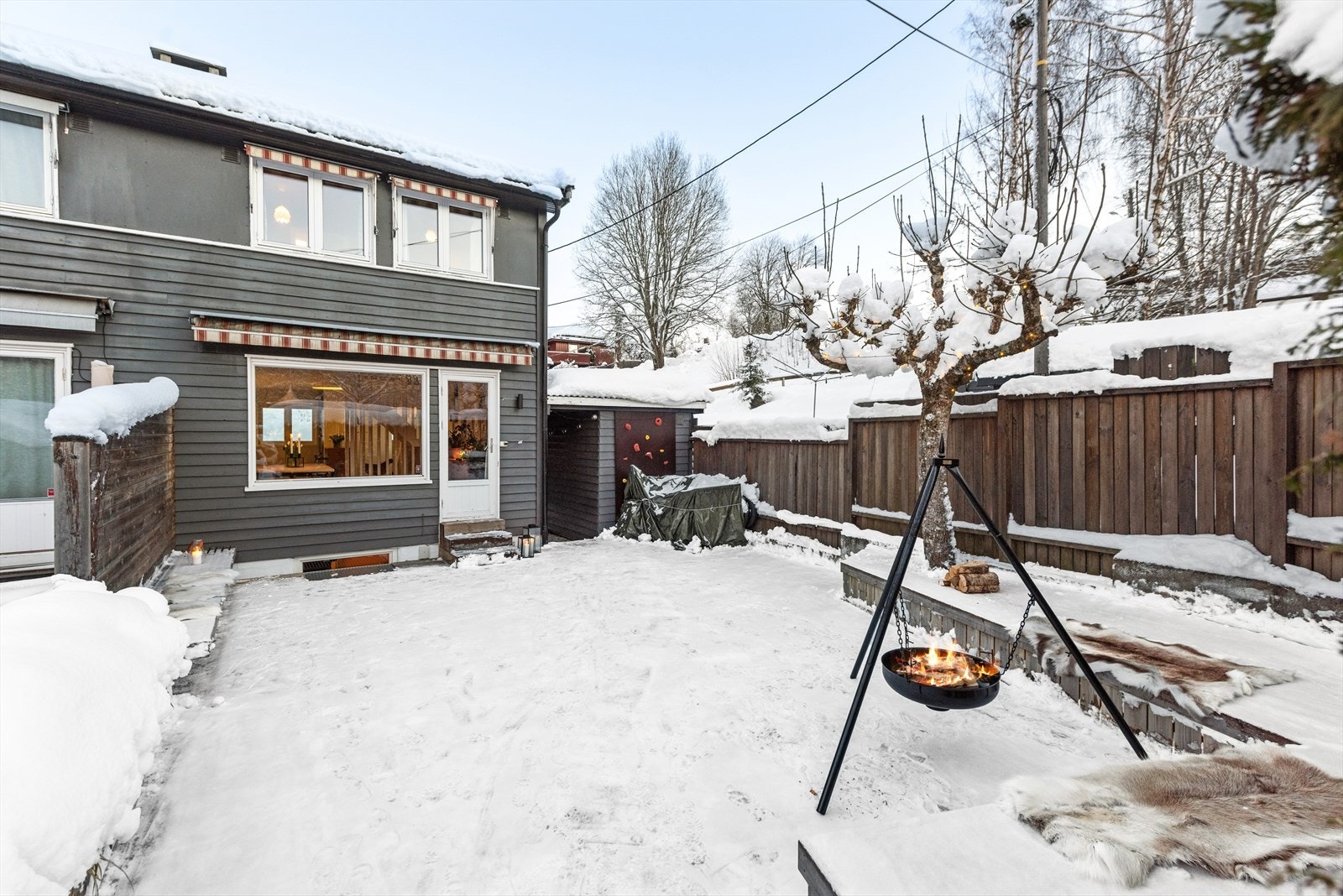 Rekkehus over tre plan med flott hage og terrasseplatting, samt en tilhørende garasje på 19 m² i felles garasjerekke. Galleribilde