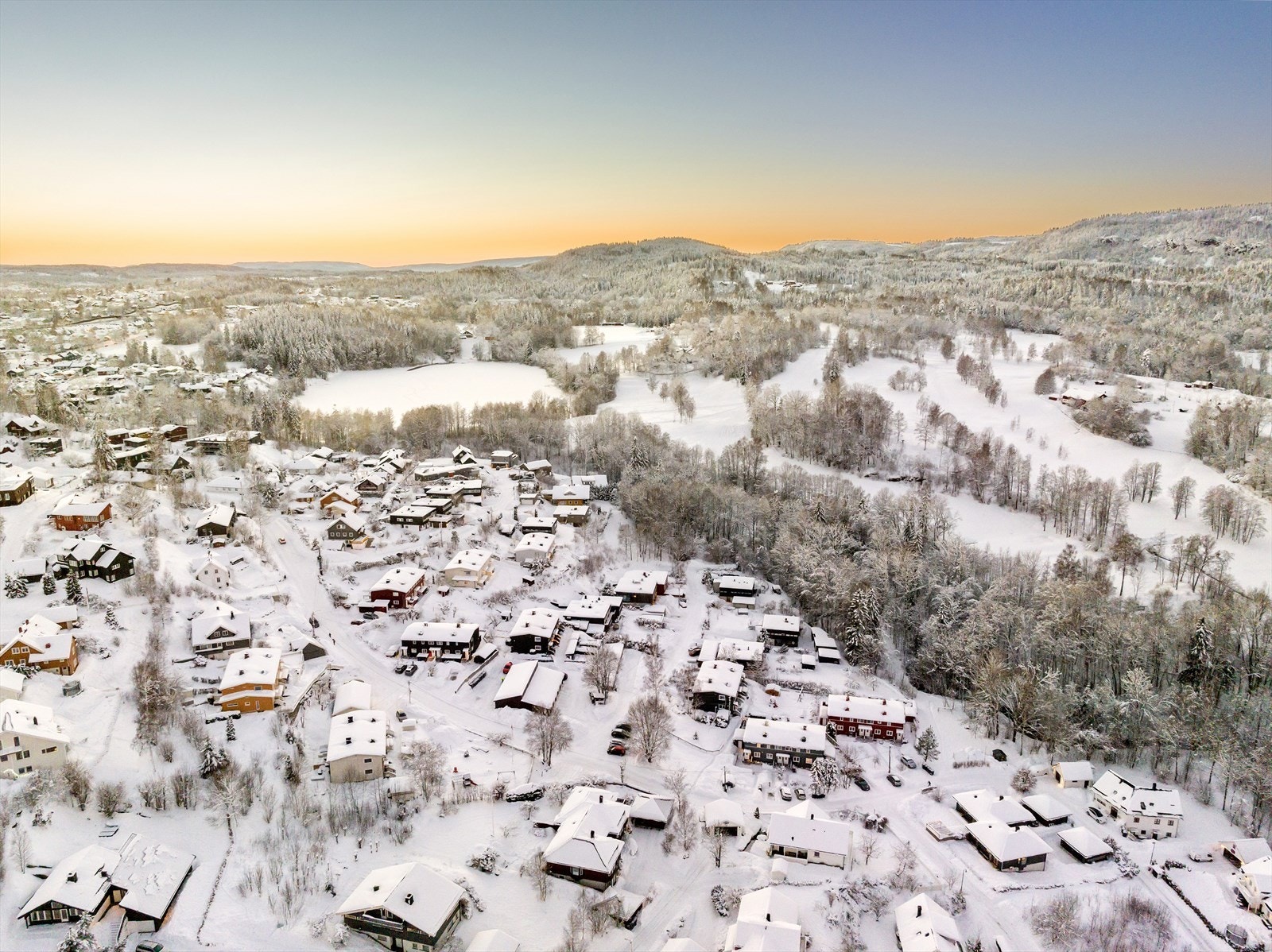 Meget god beliggenhet inntil marka med supre rekreasjonsmuligheter sommer som vinter. Galleribilde
