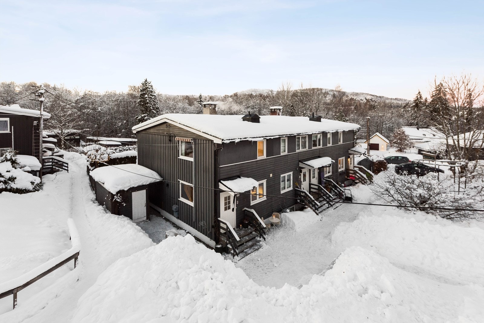Praktisk utebod på ca. 7 m² med mellomgang som gir adkomst til terrasse. Galleribilde