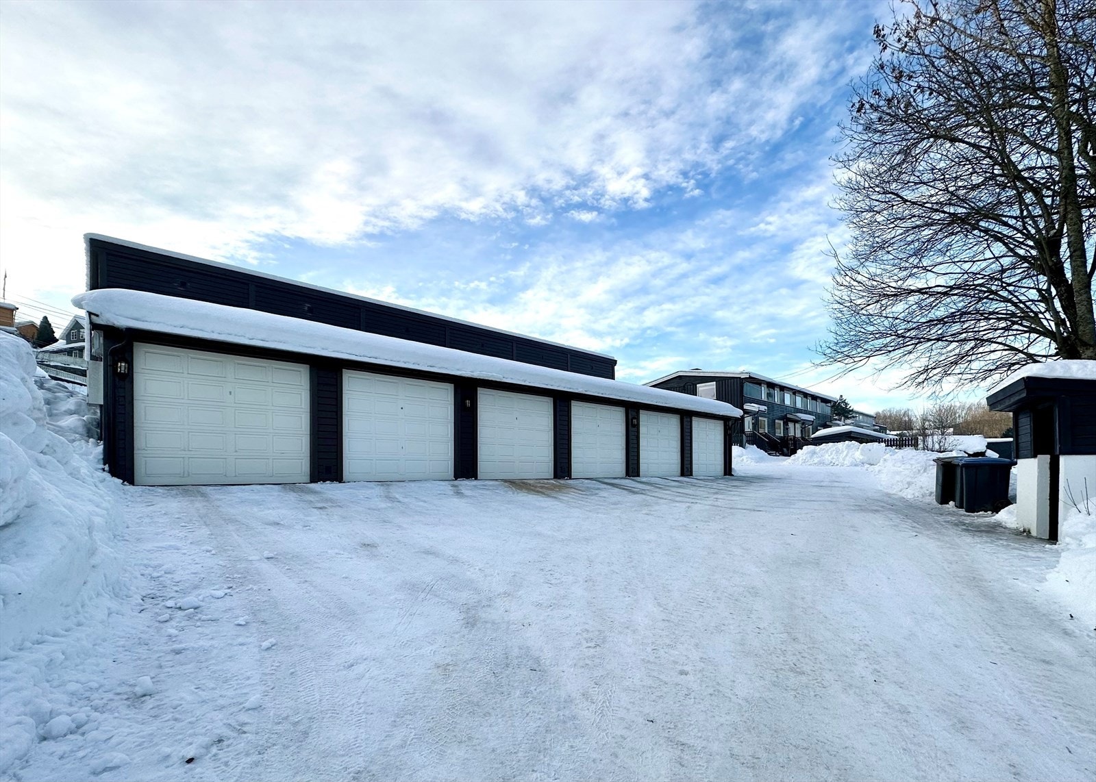 Det medfølger garasjeplass på 19 m² i fellesanlegg, denne er tilrettelagt for installering av elbillader. Galleribilde