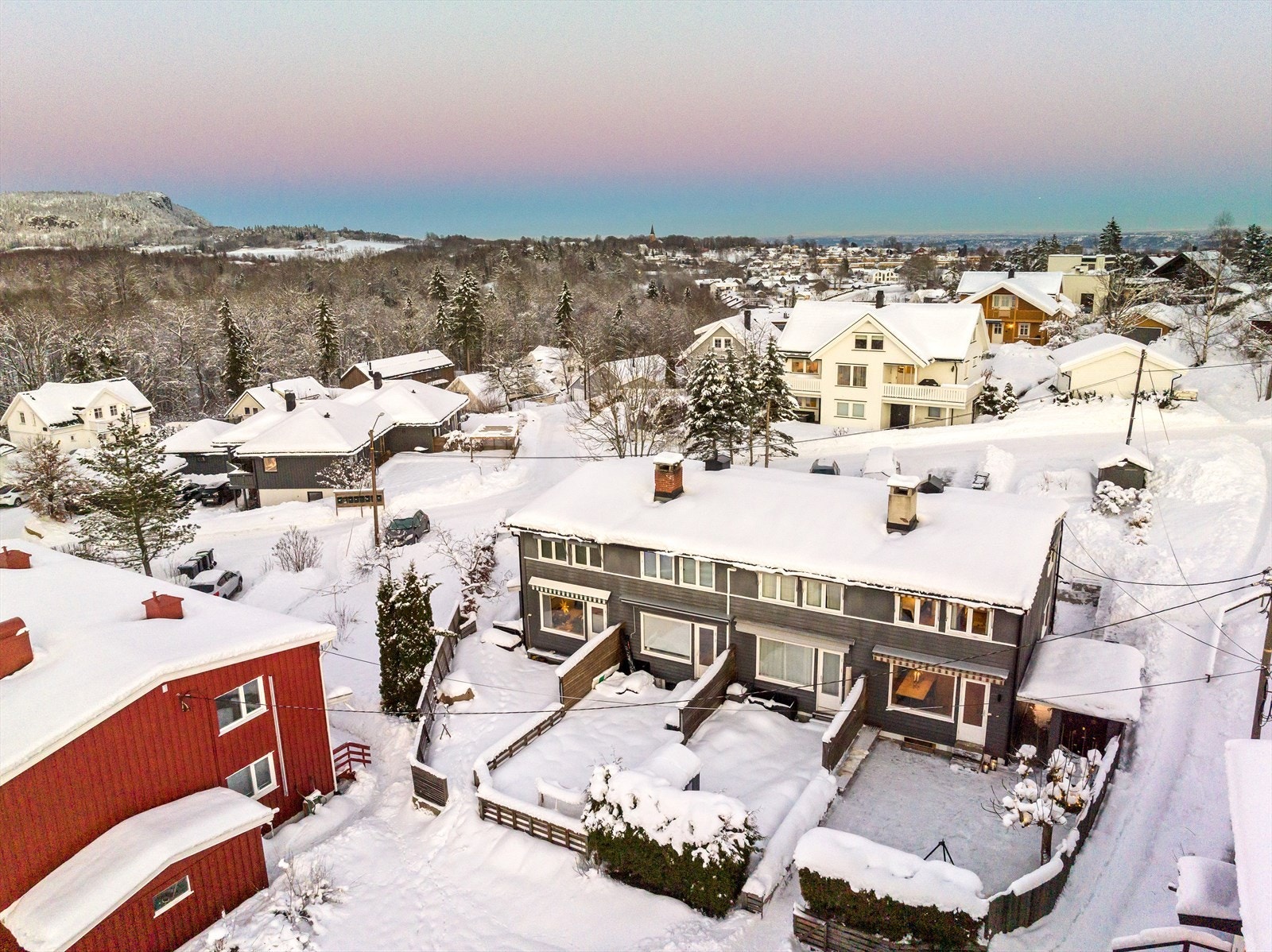 Enderekkehus med hage, terrasseplatting og garasjeplass i felles garasjerekke, samt 2 mulige biloppstillingsplasser langs veien Galleribilde