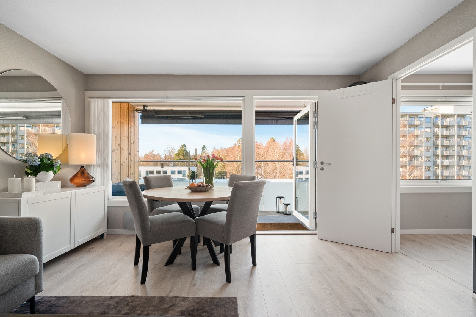 Her får du en romslig bolig med fin størrelse på rommene og gode muligheter for møblering i flere soner. Galleribilde