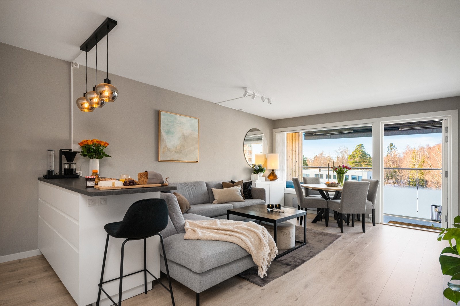 Leiligheten har en gjennomgående god og moderne standard, hvor du kan flytte rett inn uten å måtte gjøre noen oppgraderinger. Galleribilde