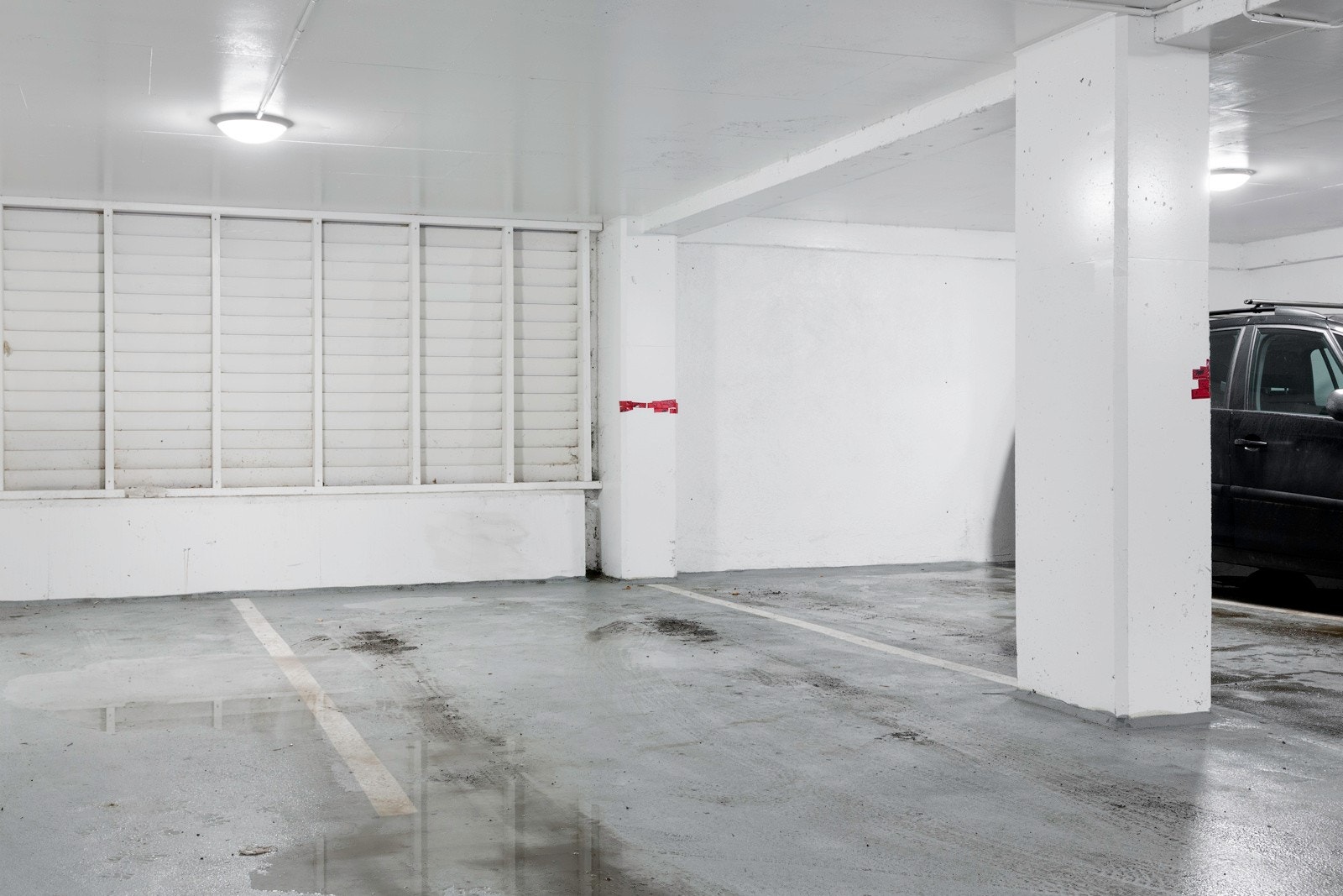 Disposisjonsrett til garasjeplass følger boligen. Her kan du parkere bilen i et lukket garasjeanlegg, og det er mulig å installere elbil lader. Galleribilde