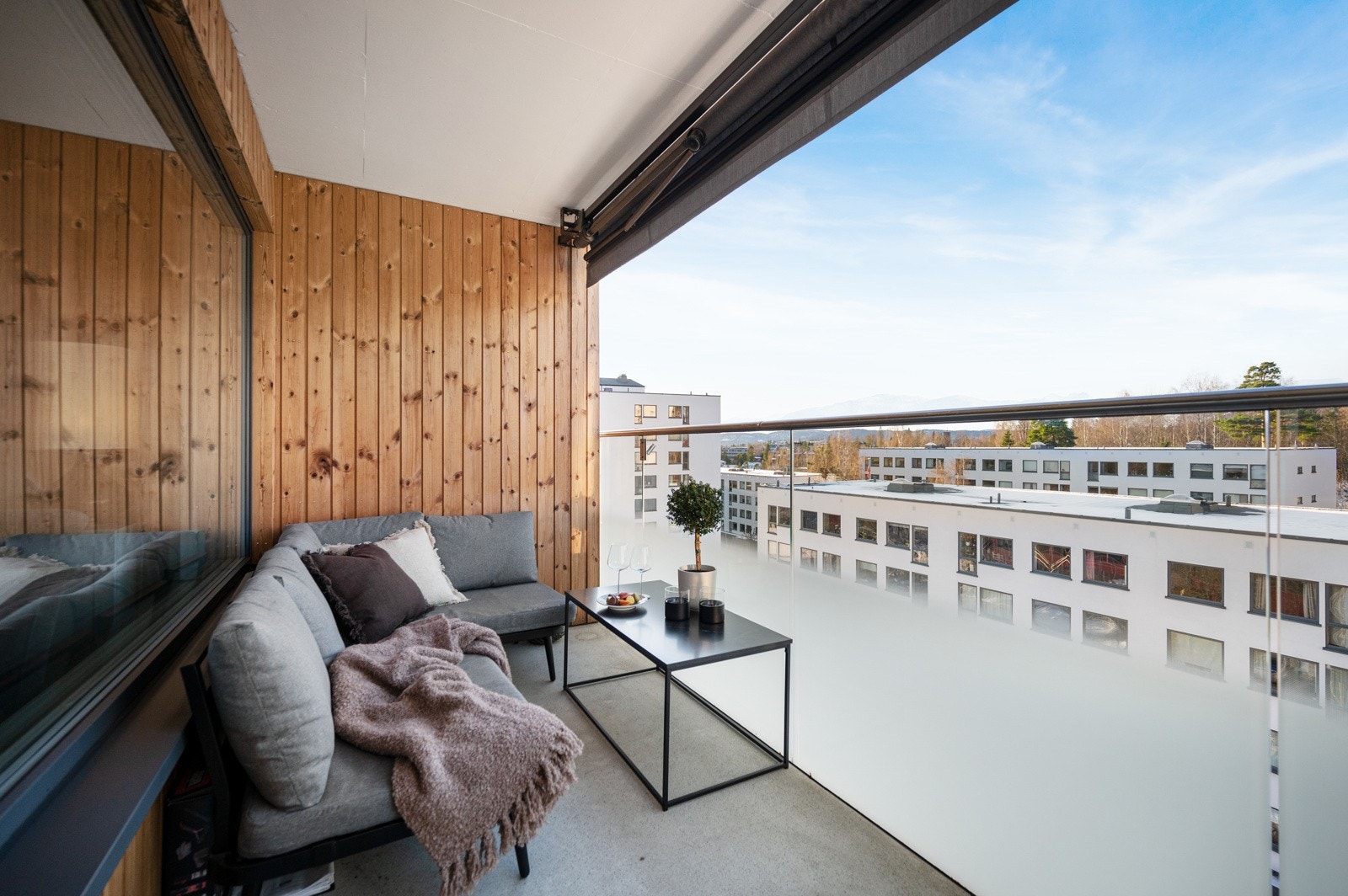 Velkommen til 7. etasje! Her kan du nye ettermiddags- og kveldssolen! Balkongen er på 7,5 kvm og gir deg god plass til utemøblememt og grill. Galleribilde