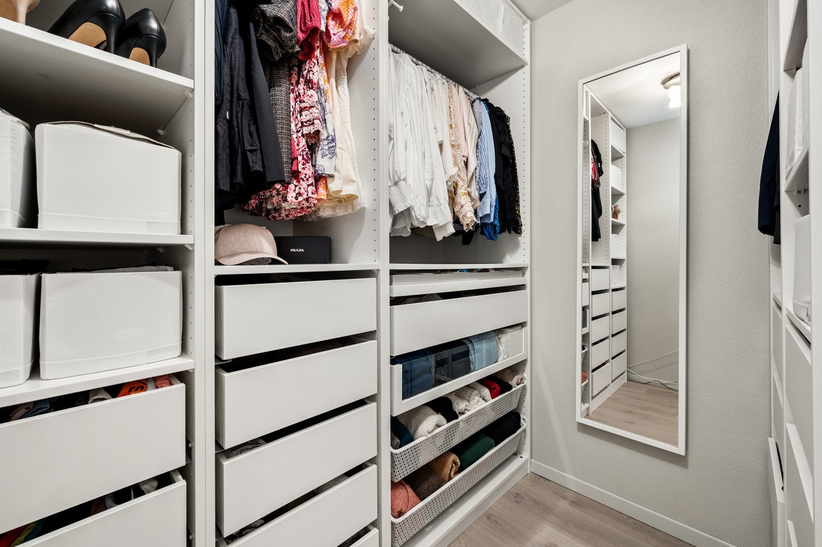 . I tillegg har du eget omkledningsrom med moderne innredning som gir ytterligere oppbevaringsmuligheter. Galleribilde