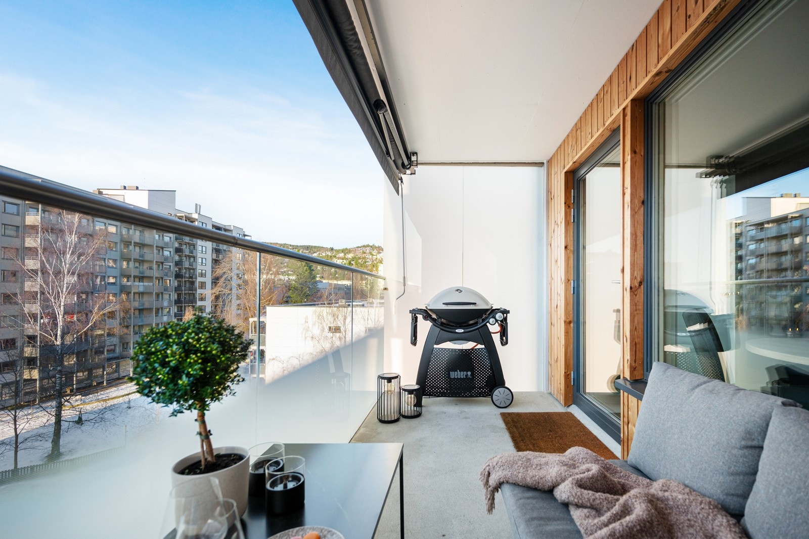 Balkongen og fasadene er nylig pusset opp i regi av borettslaget med bl.a. flotte glassdetaljer. Galleribilde