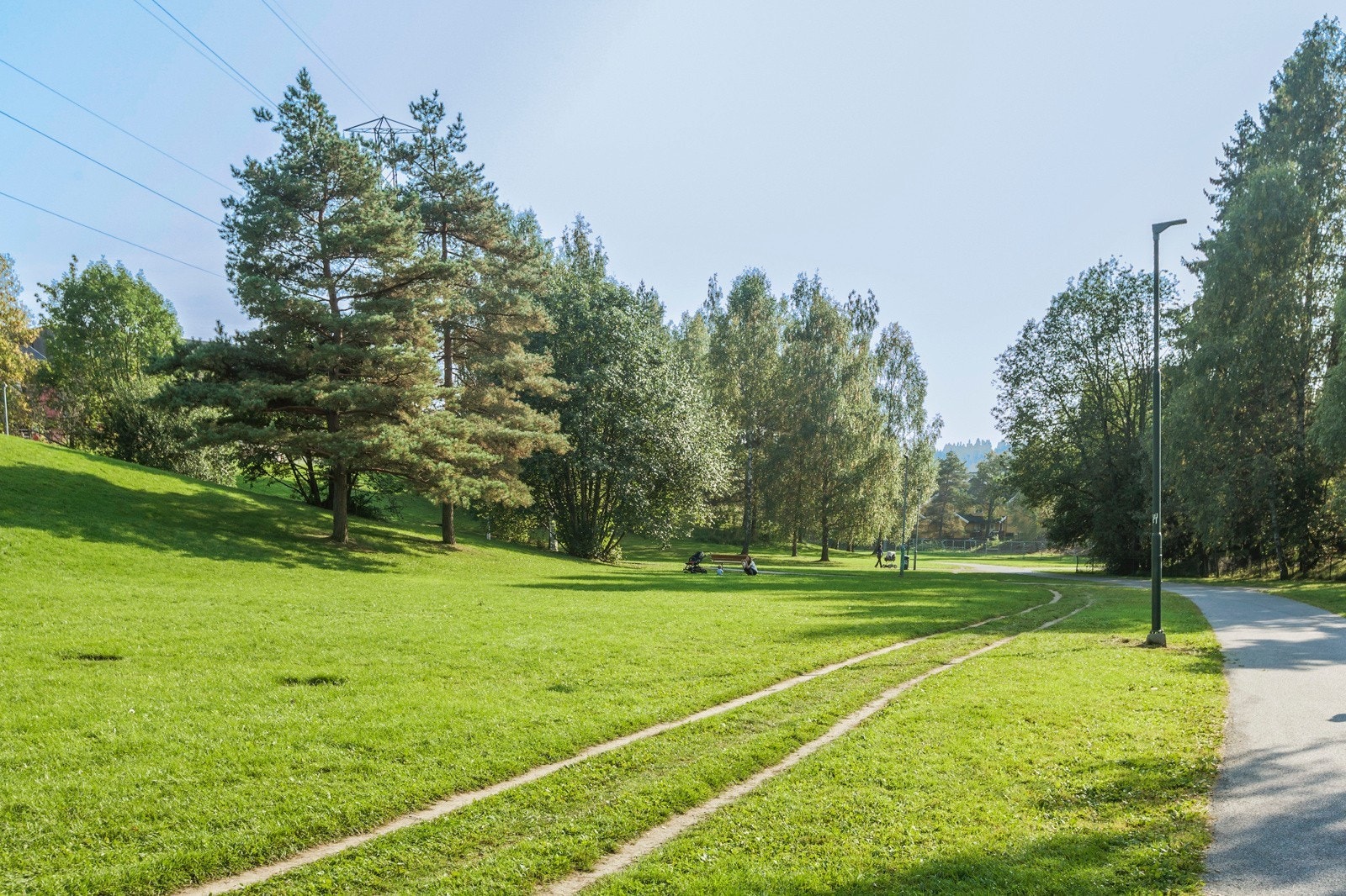 Her vil du ha umiddelbar nærhet til Mærradalen, som byr på flotte turstier på sommeren, samt skiløyper og skøyteis på vinteren. Galleribilde