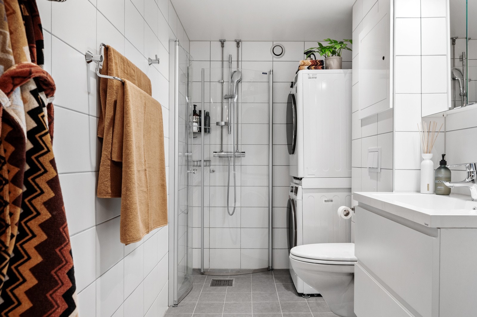 Det er god størrelse på badet hvor du har fliser på gulv og vegger, gulvvarme, opplegg for vaskemaskin og plass til tørketrommel. Galleribilde