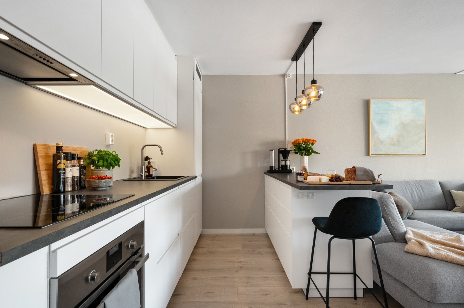 Her får du fine arbeidsflater og rikelig med skap- og benkeplass. Galleribilde