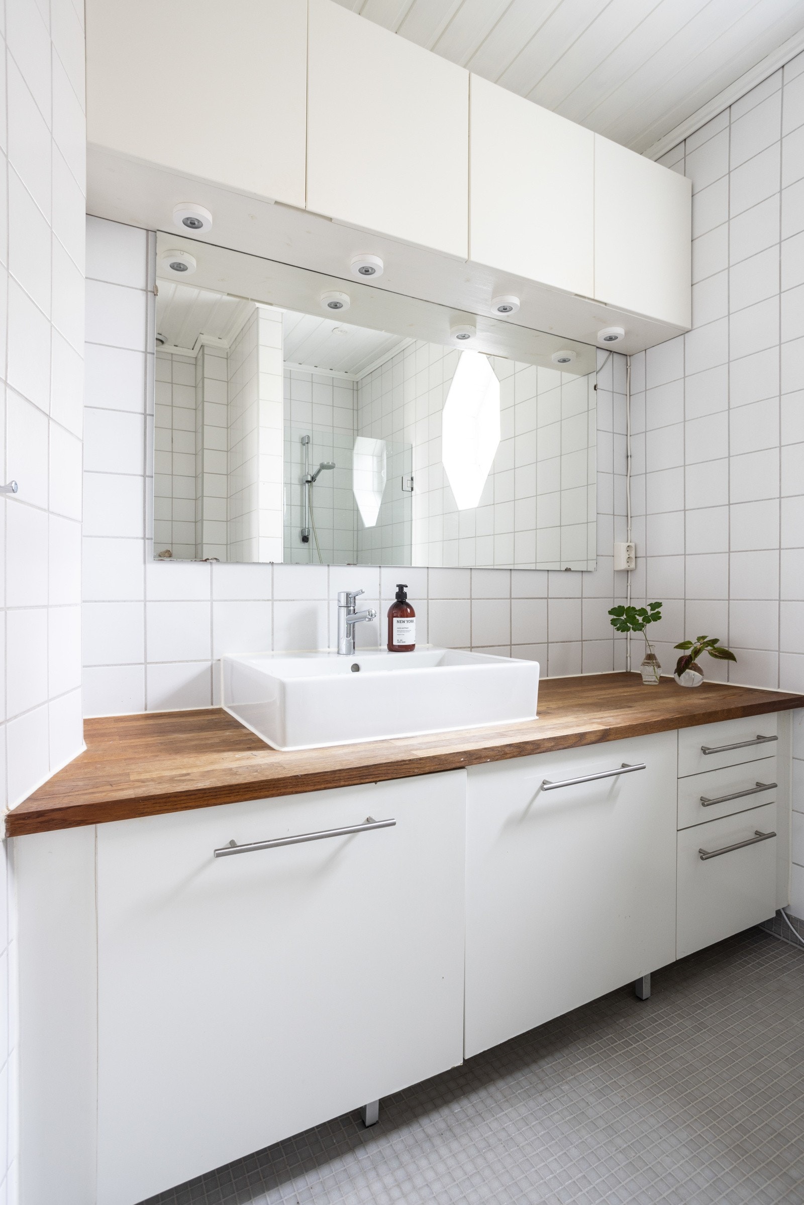 Det er behagelige varmekabler i gulvet. I tillegg er det opplegg for vaskemaskin og tørketrommel. Galleribilde