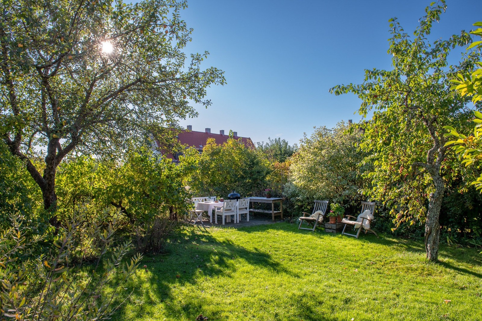 Det er også rikelig plass til langbord med mange gjester - et fantastisk sted å invitere til hagefest. Galleribilde