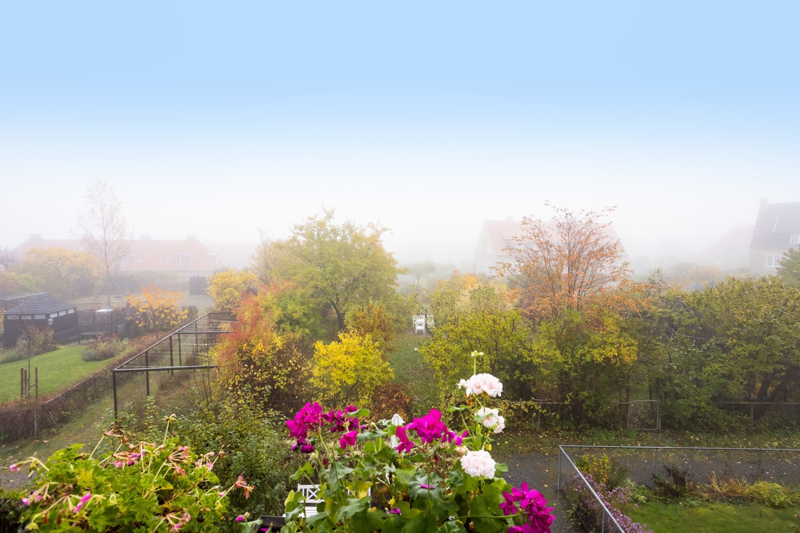 Fra balkongen har man herlig utsyn til nabolaget og dets hyggelige og frodige hager. Herfra har man også god kontakt med egen hage. Til venstre skimtes lekeplassen der barna kan utfolde seg i umiddelbar nærhet. Galleribilde