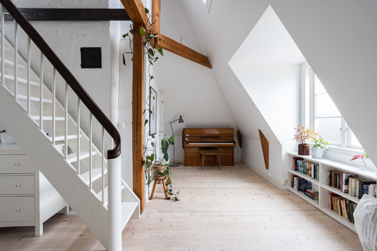 Loftsetasjen har flere ulike innredningsmuligheter, og er i dag innredet med et hobbyhjørne og en tv-stue. Galleribilde