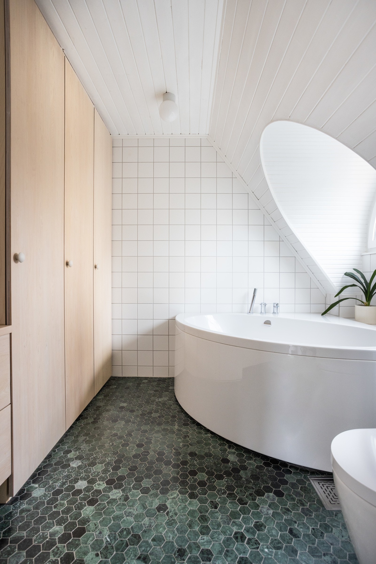 Badet har en lekker og delikat innredning. Badekaret er fint plassert under det nydelige vinduet med bueformet utskjæring. Galleribilde