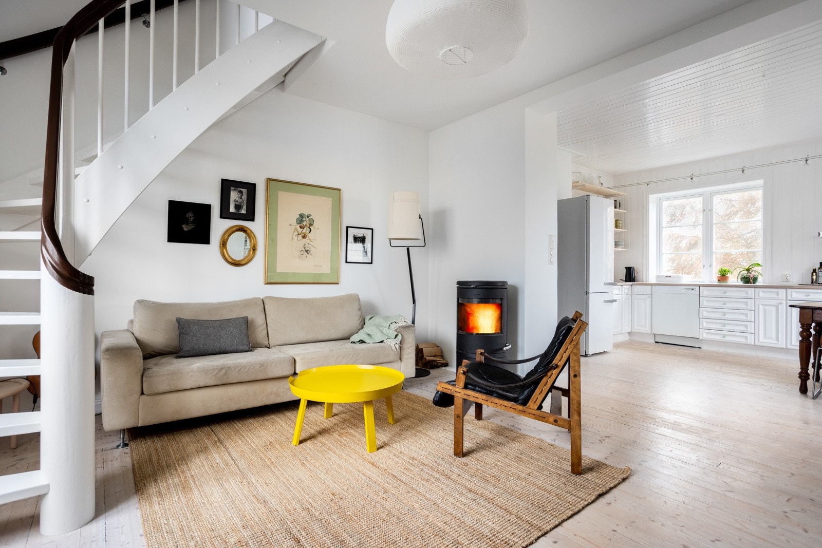 Etasjen er åpen og sosial, og stuen er et hyggelig samlingspunkt. Peisen skaper en lun atmosfære, samtidig som den varmer godt på kalde dager. Galleribilde