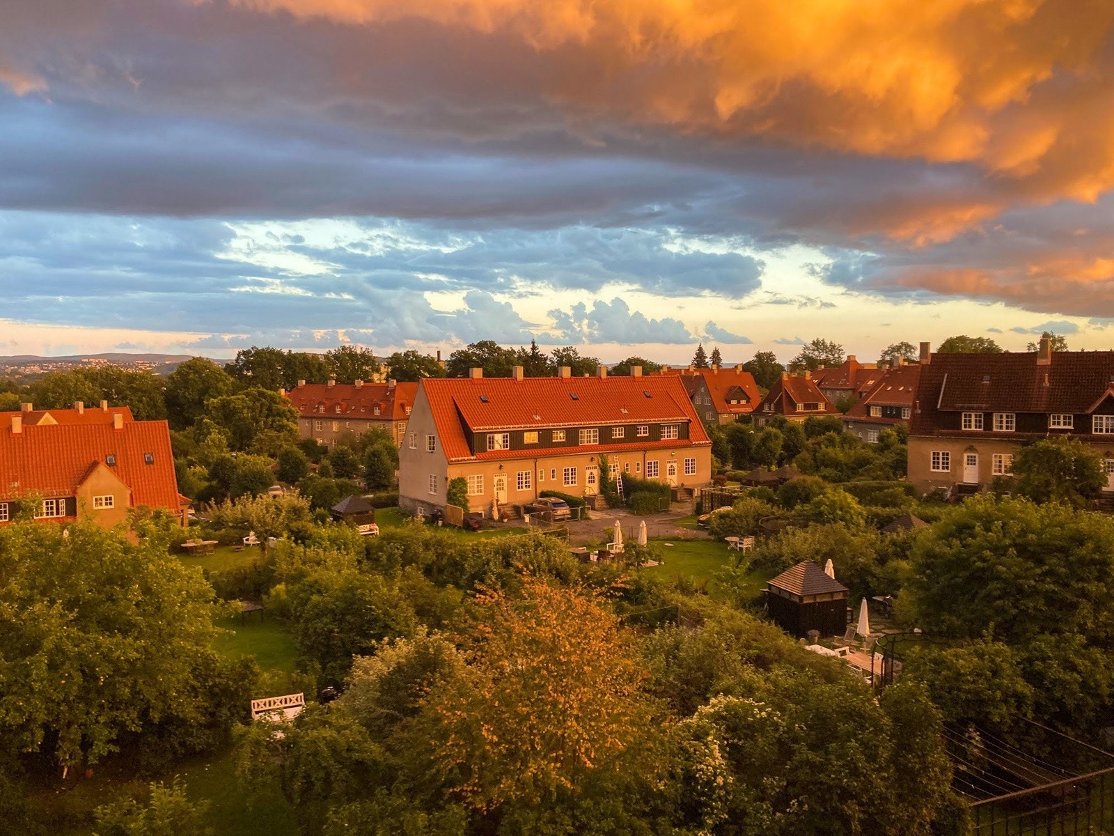 Fra loftsvinduet mot sydøst har man utsyn over hagebyen, Sagene og byen bakenfor. Til venstre skimtes åsene i Østmarka. Galleribilde