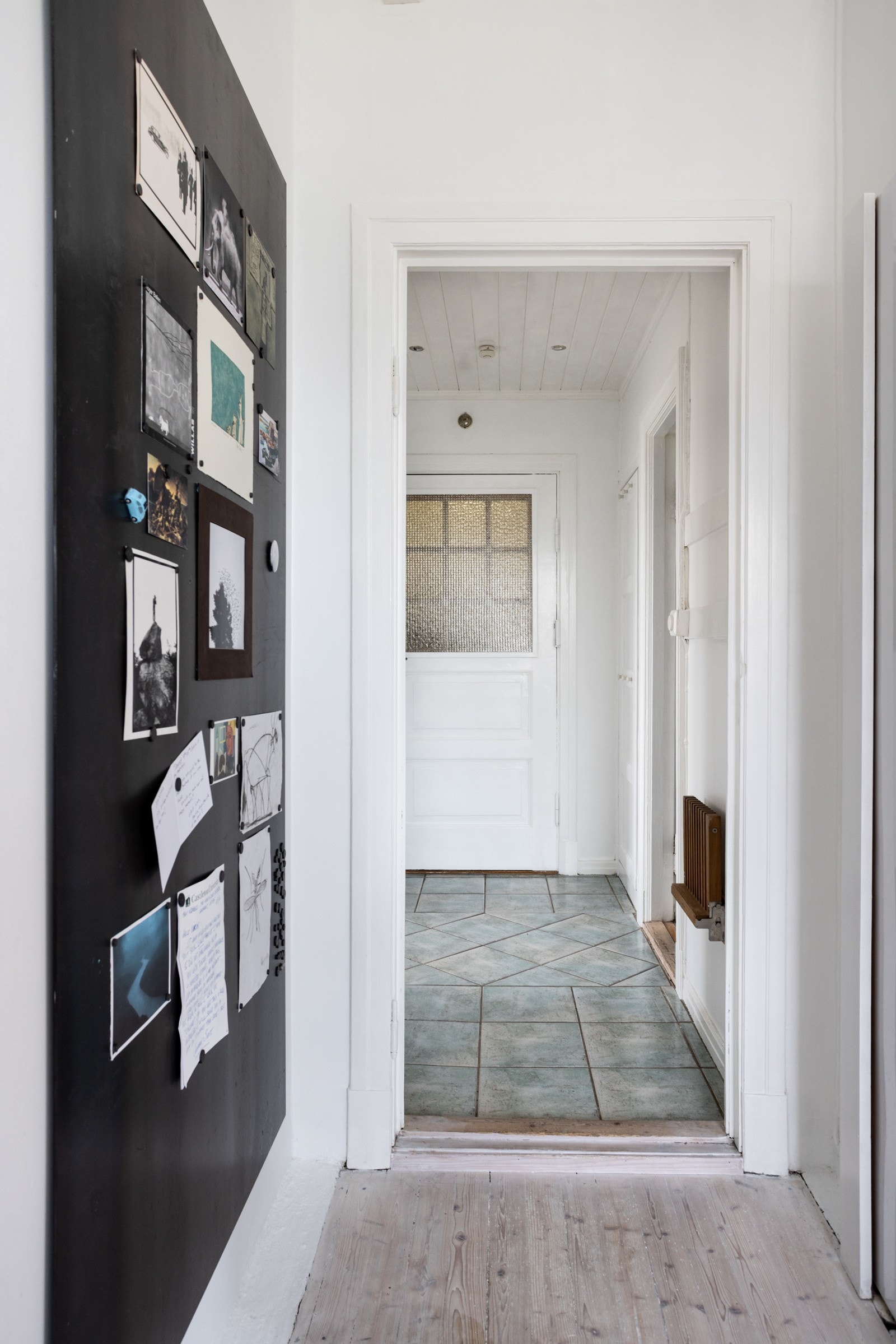 Entréen er pent flislagt og muligheter for oppbevaring av sko og yttertøy. Galleribilde