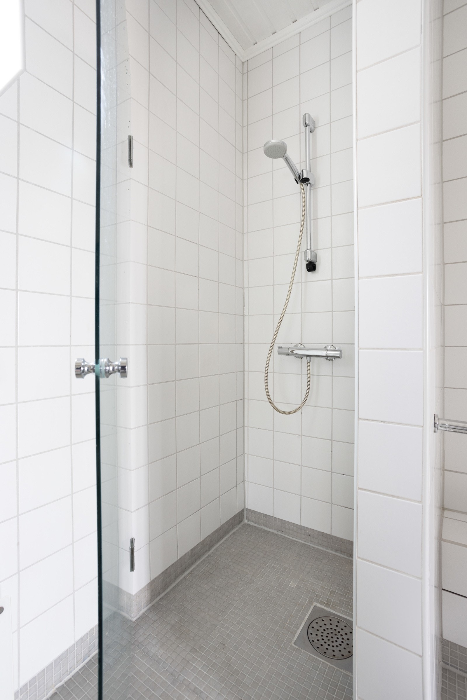 Badet består av vegghengt wc, servant med skap og skuffer under med benkeplate av heltre eik og dusj i hjørne med glassdør. Galleribilde