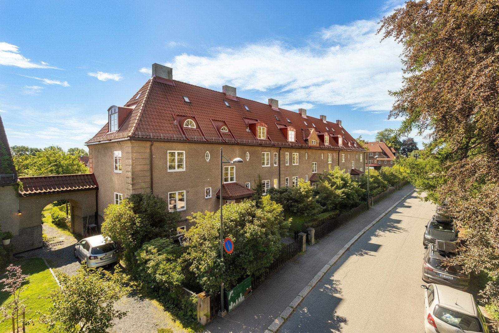 Et liv i Hagebyen passer for alle livsfaser med en sjelden nærhet til både et yrende byliv og grønne oaser med barnevennlige gater. Galleribilde