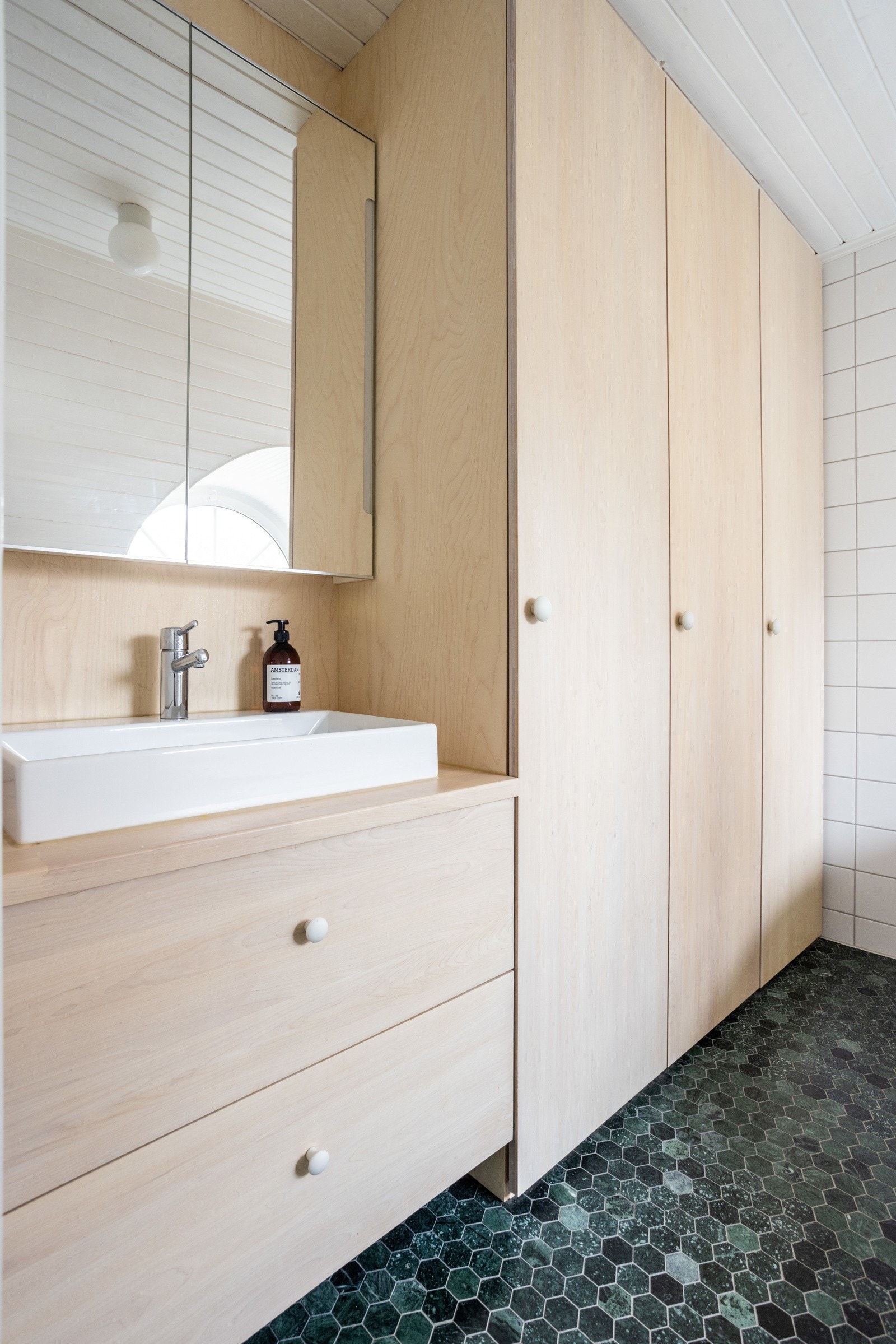 Badet er utstyrt med vegghengt wc, servant med skuffer under og diverse skapinnredning og hjørnebadekar. Galleribilde