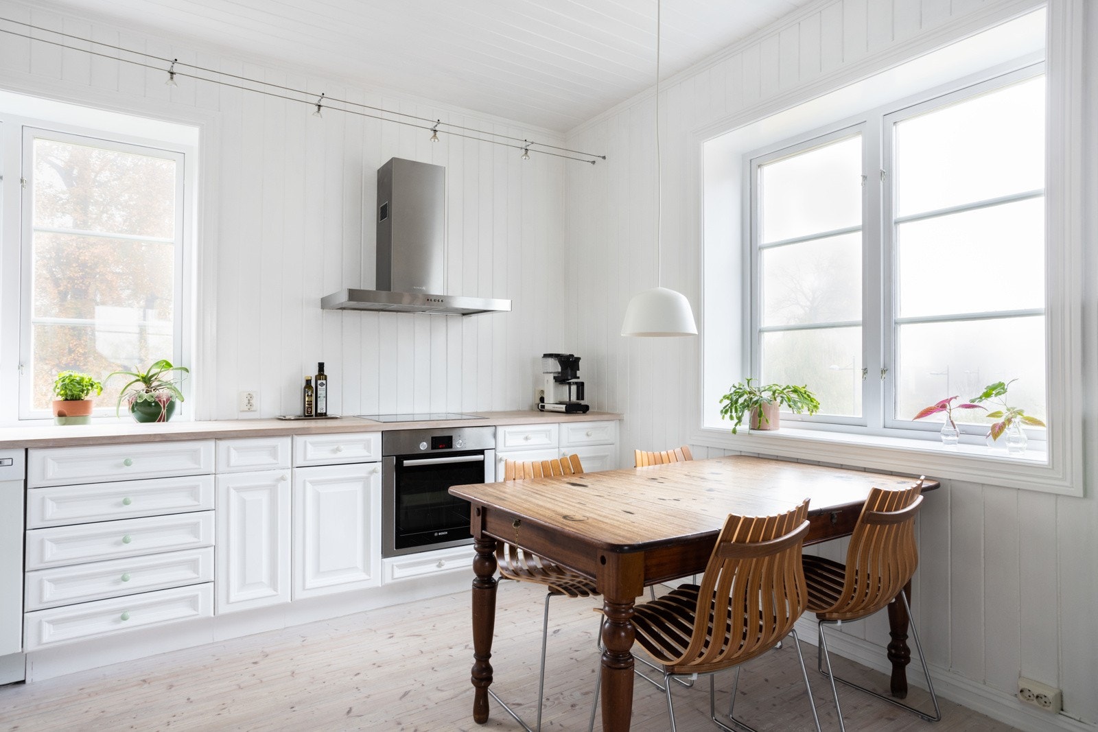 Kjøkkeninnredningen fra 90-tallet er i heltre lerk fra Sivesind. Kjøkkenet er fornyet i 2009 med benkeplate i ask, nye hvitevarer, ventilator, etc. Galleribilde