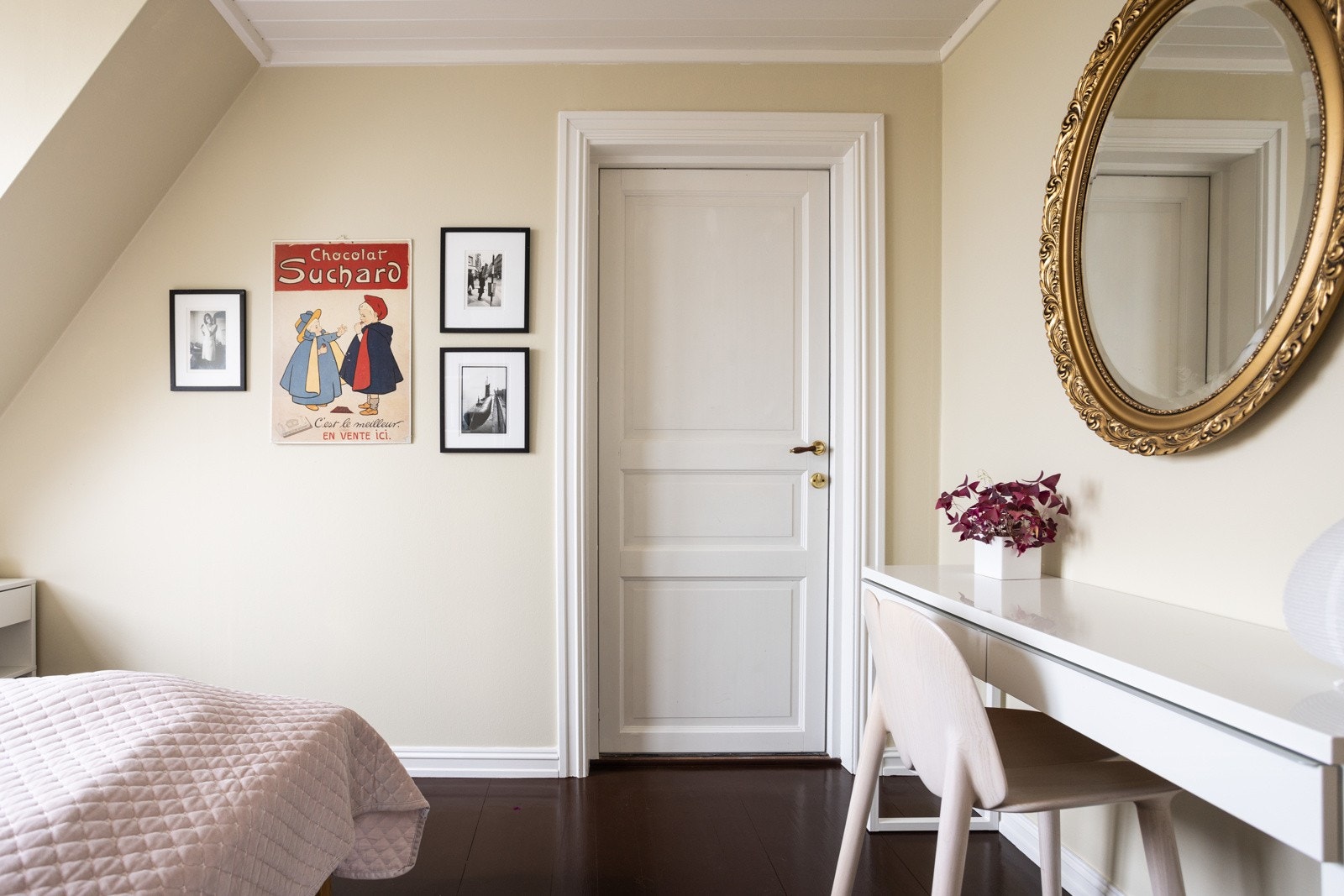 Rommet kan fint innredes etter ønske og behov med plass til seng og øvrig soveromsmøblement. Døren leder inn til et felles tørkeloft, og kan benyttes som rømningsvei. Galleribilde