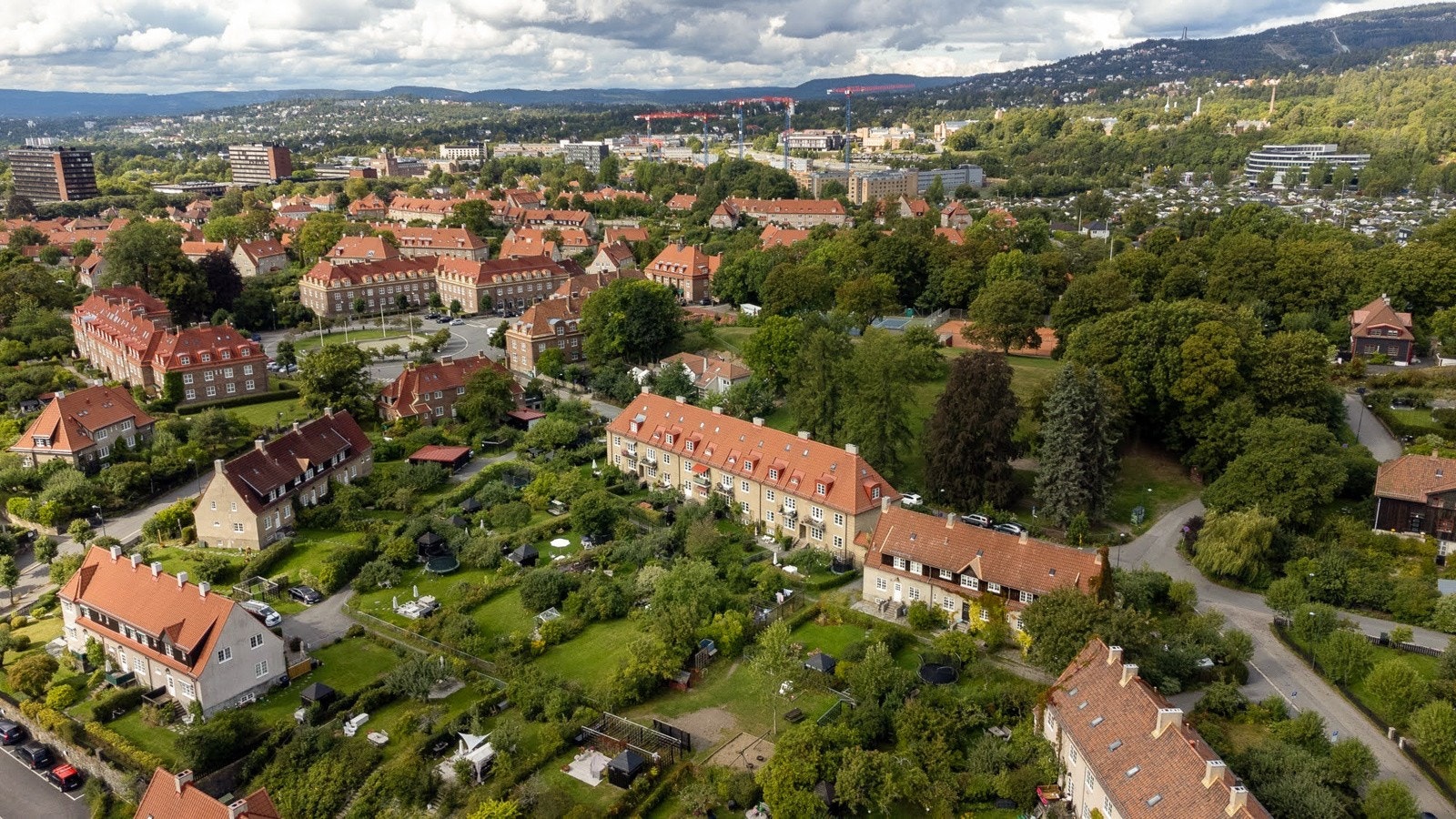 Vis-à-vis boligen på andre siden finner man Harald Hals' park og Damplassen ligger kun få minutter unna. Området byr på kort vei til Ullevål skole og barnehagetilbud, offentlig kommunikasjon og en rekke servicetilbud. Galleribilde