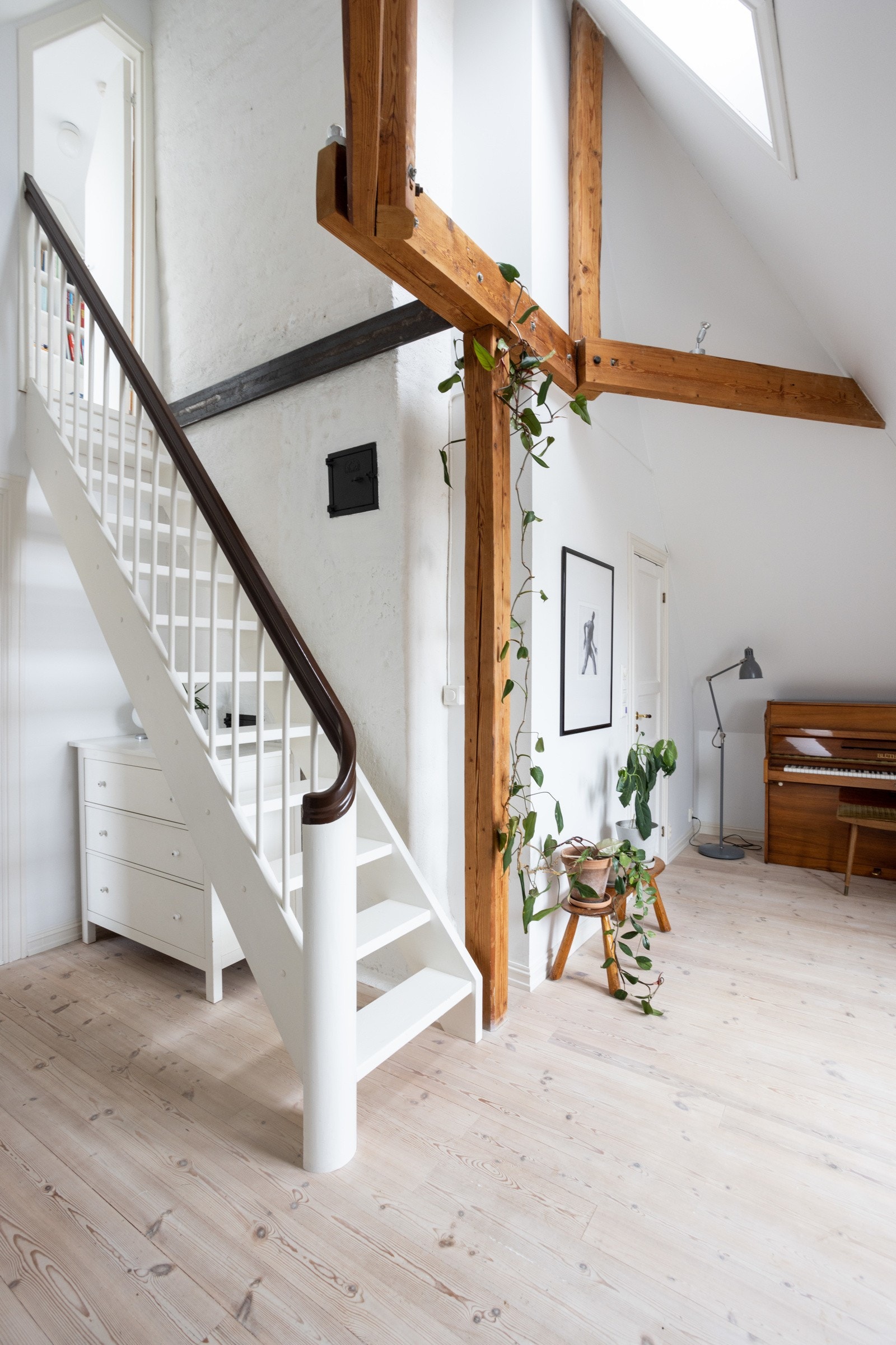 Videre er det trapp opp til en praktisk hemsløsning. Takhøyden er på ca. 4,9 meter til møne. Galleribilde