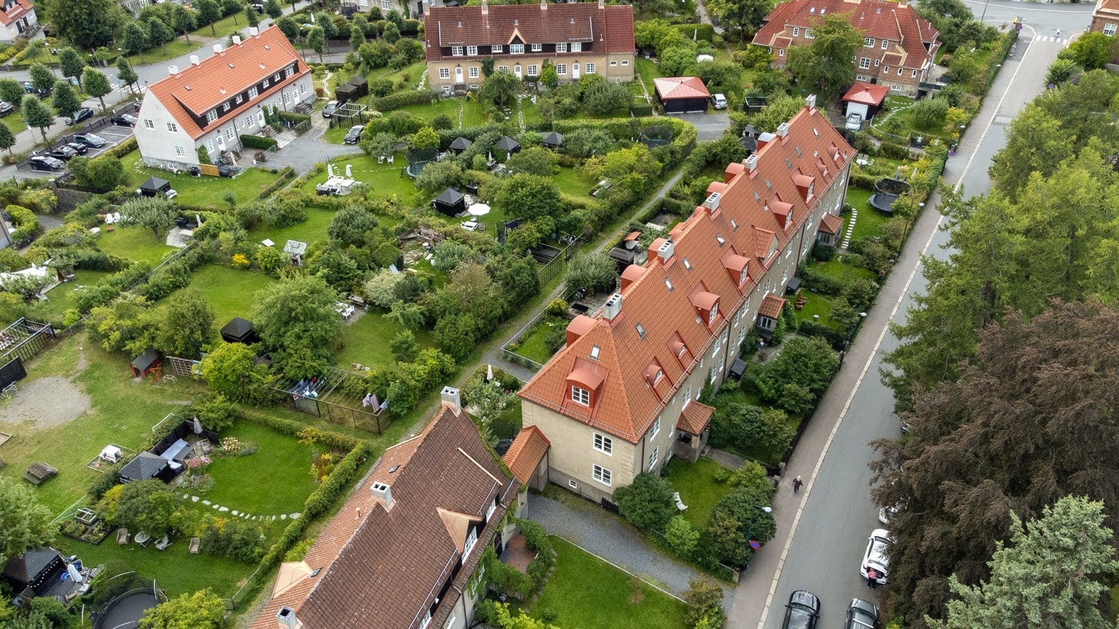 Eiendommen har en fantastisk intern beliggenhet i Hagebyen. Det indre gårdstunet med vakre hager og rolige internveier skaper trygge omgivelser for de aller minste. Galleribilde