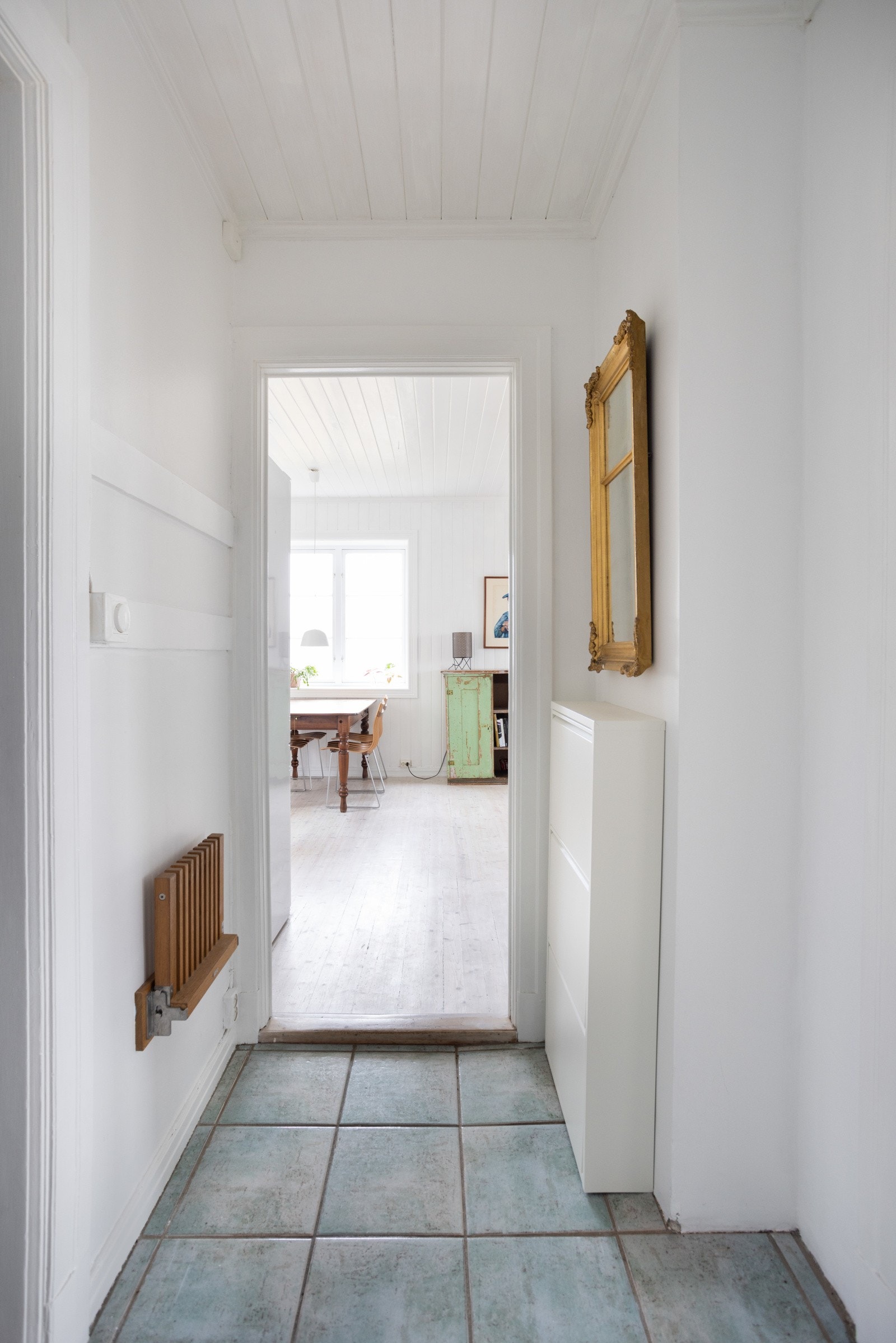 Fra entreen til kjøkkenet. Entréen har i tillegg praktisk tilknytning til bad og hovedsoverommet. Galleribilde