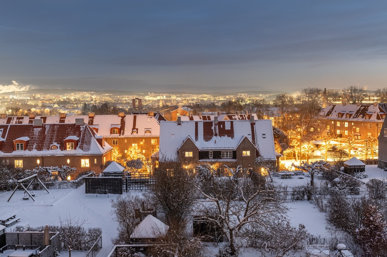 Utsikten fra loftsvinduet gir en følelse av å bo høyt hevet over byen. Galleribilde