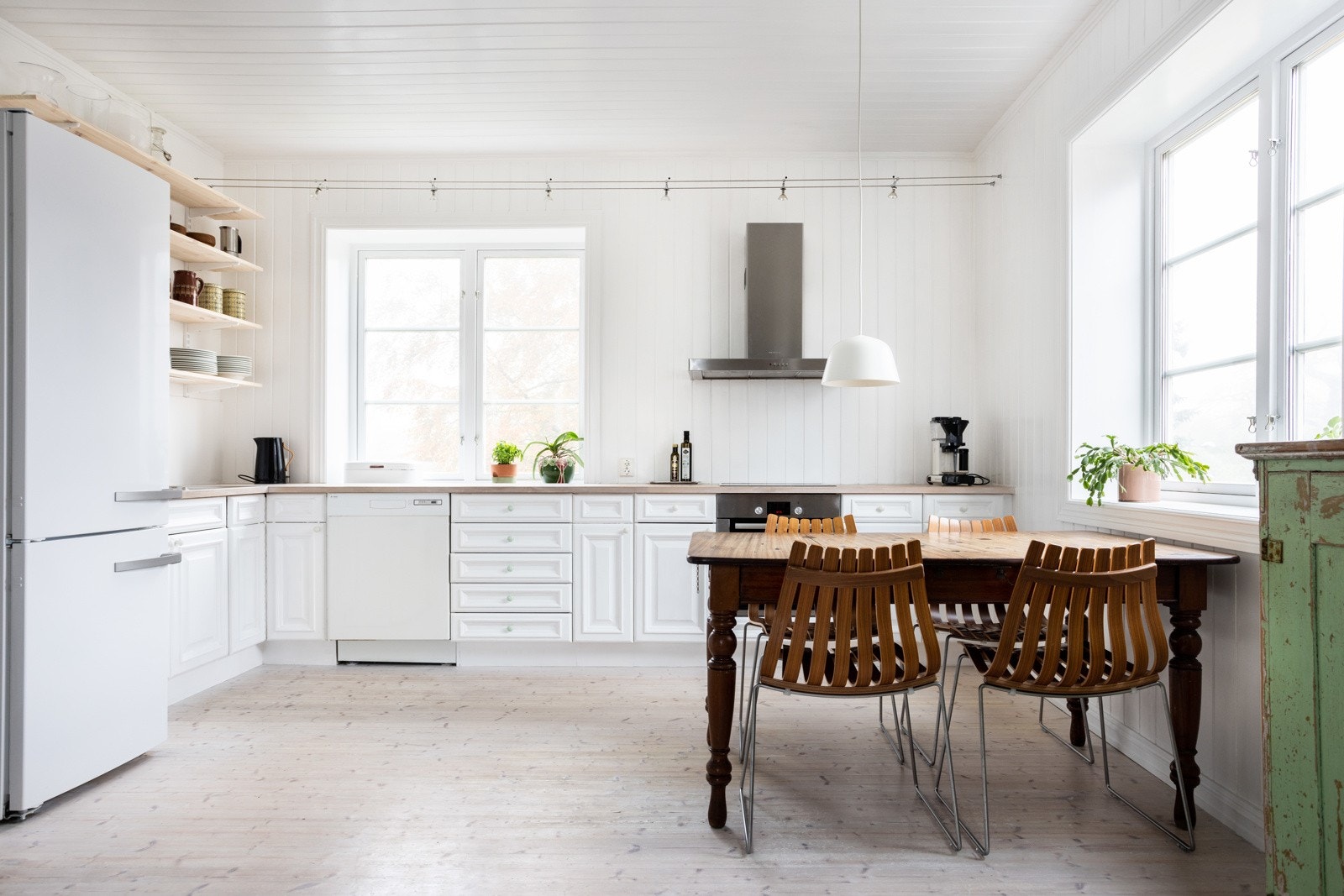 Videre består innrendingen av planlimt kum, ventilatorvifte, integrert komfyr og induksjon platetopp. Ved vinduet er det en hyggelig og naturlig plass til spisebord. Galleribilde