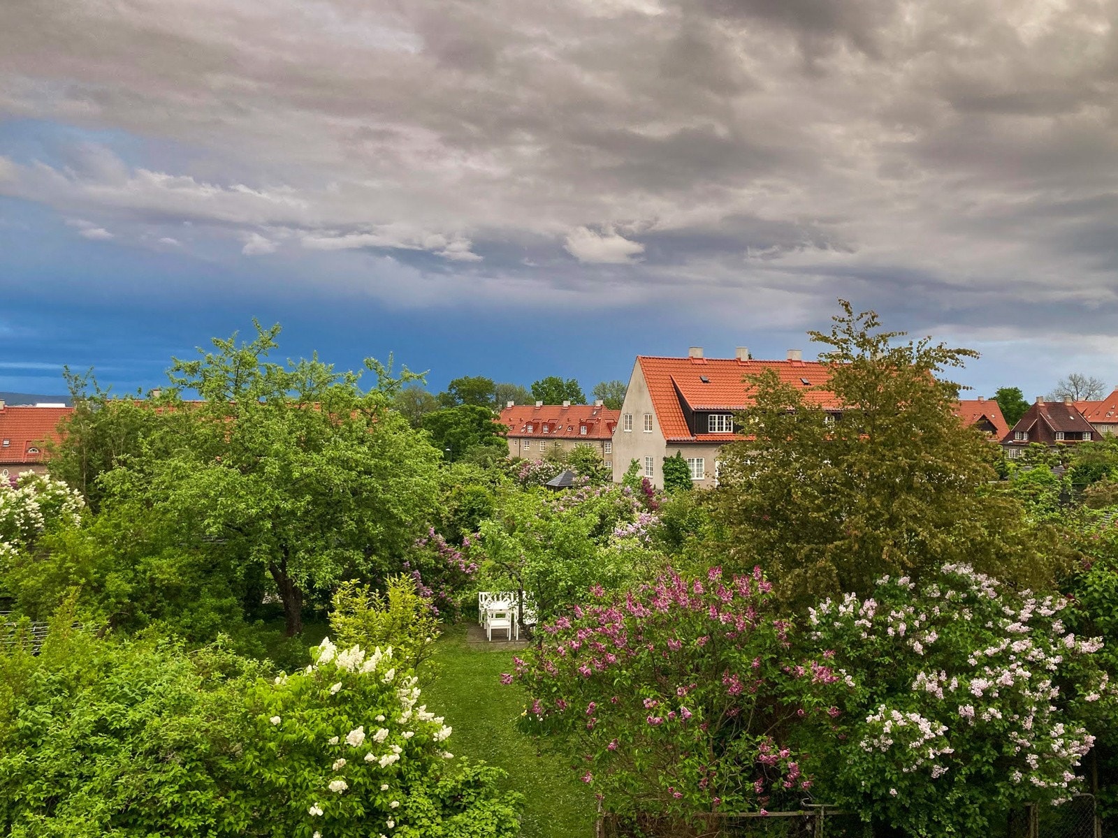 Nåværende eier har lagt vekt på et stort biologisk mangfold i hagen som gir en frodig tilværelse. Her finnes blant annet et stort gammelt epletre, fruktbart tre med Victoriaplommer, riktblomstrende magnolia og et lite morelltre. Galleribilde