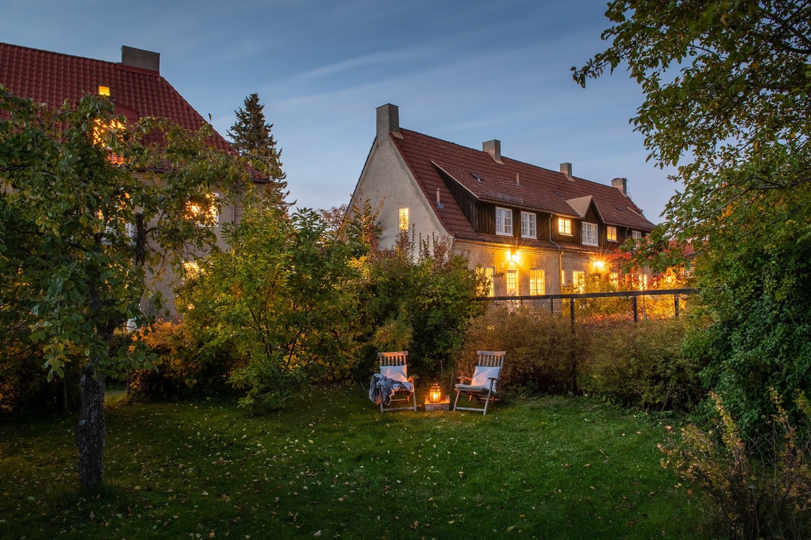 Her bor man meget barnevennlig til med sin egen grønne og frodige oase. I tillegg har man en sjelden nærhet til et yrende byliv. Galleribilde