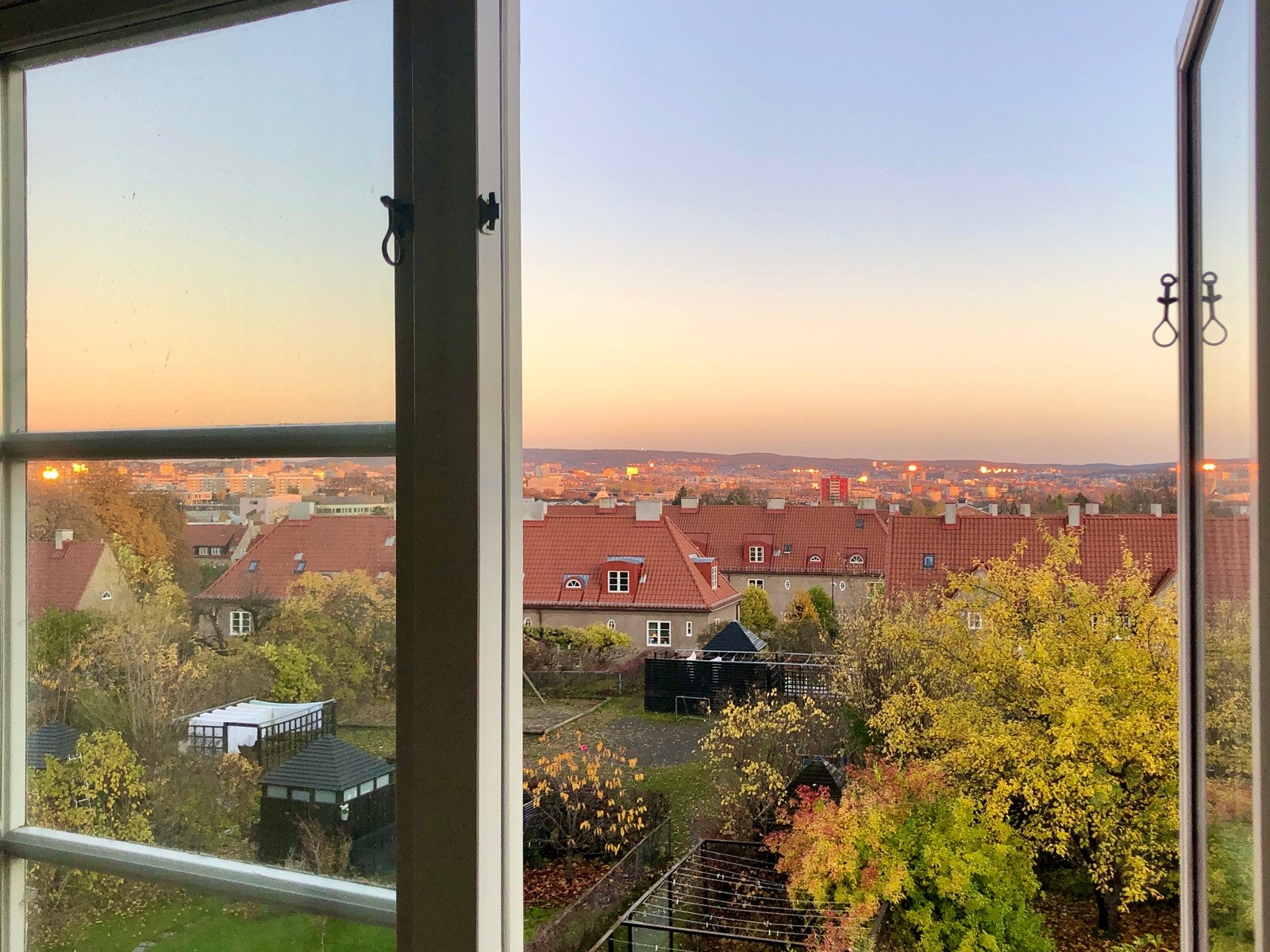 Fra soverommet har man spektakulær utsikt mot nabolag, byen og Østmarka. Galleribilde