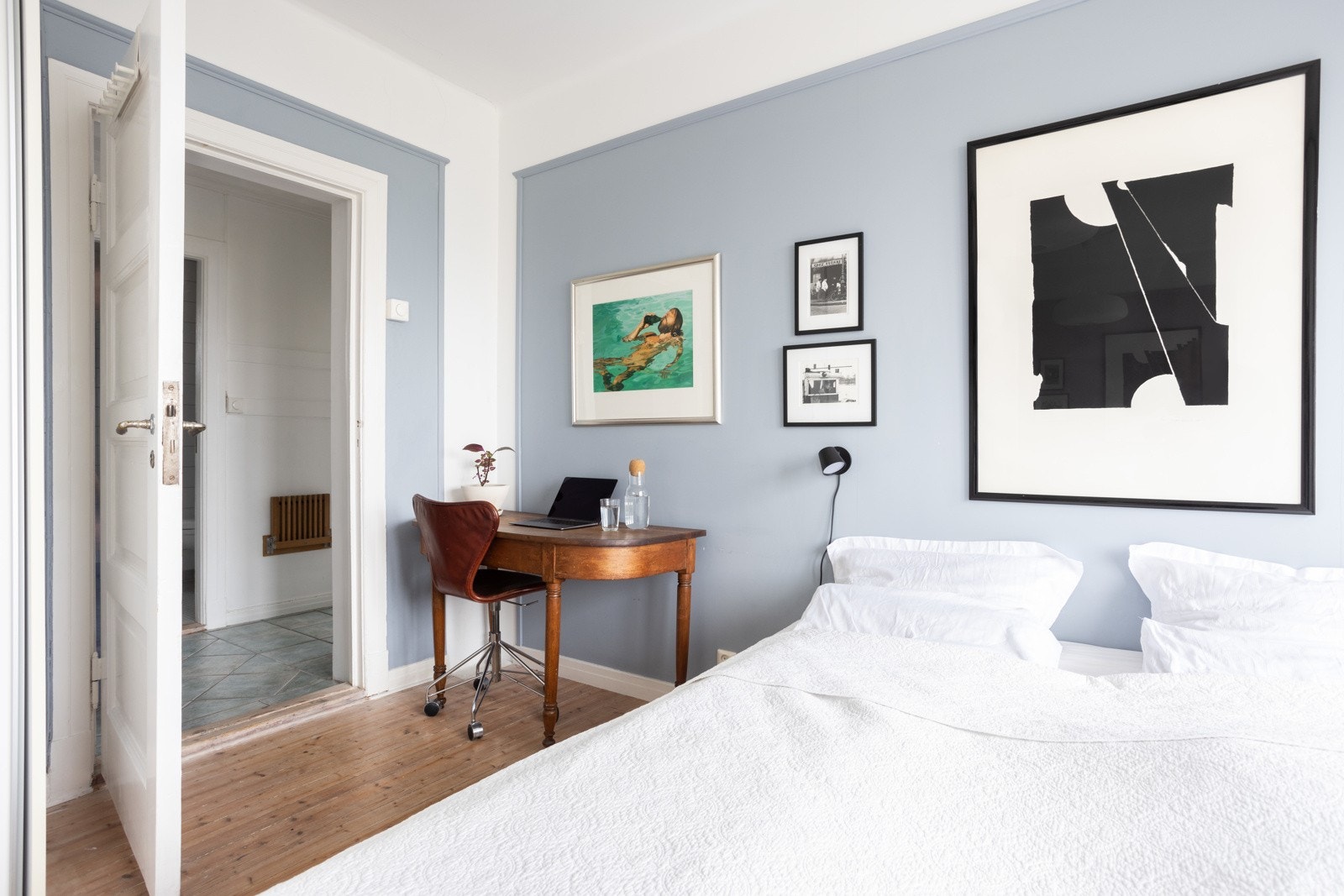 Hovedsoverommet ligger med fin tilknytning til baderommet, og godt tilbaketrukket fra oppholdsrommene. Galleribilde