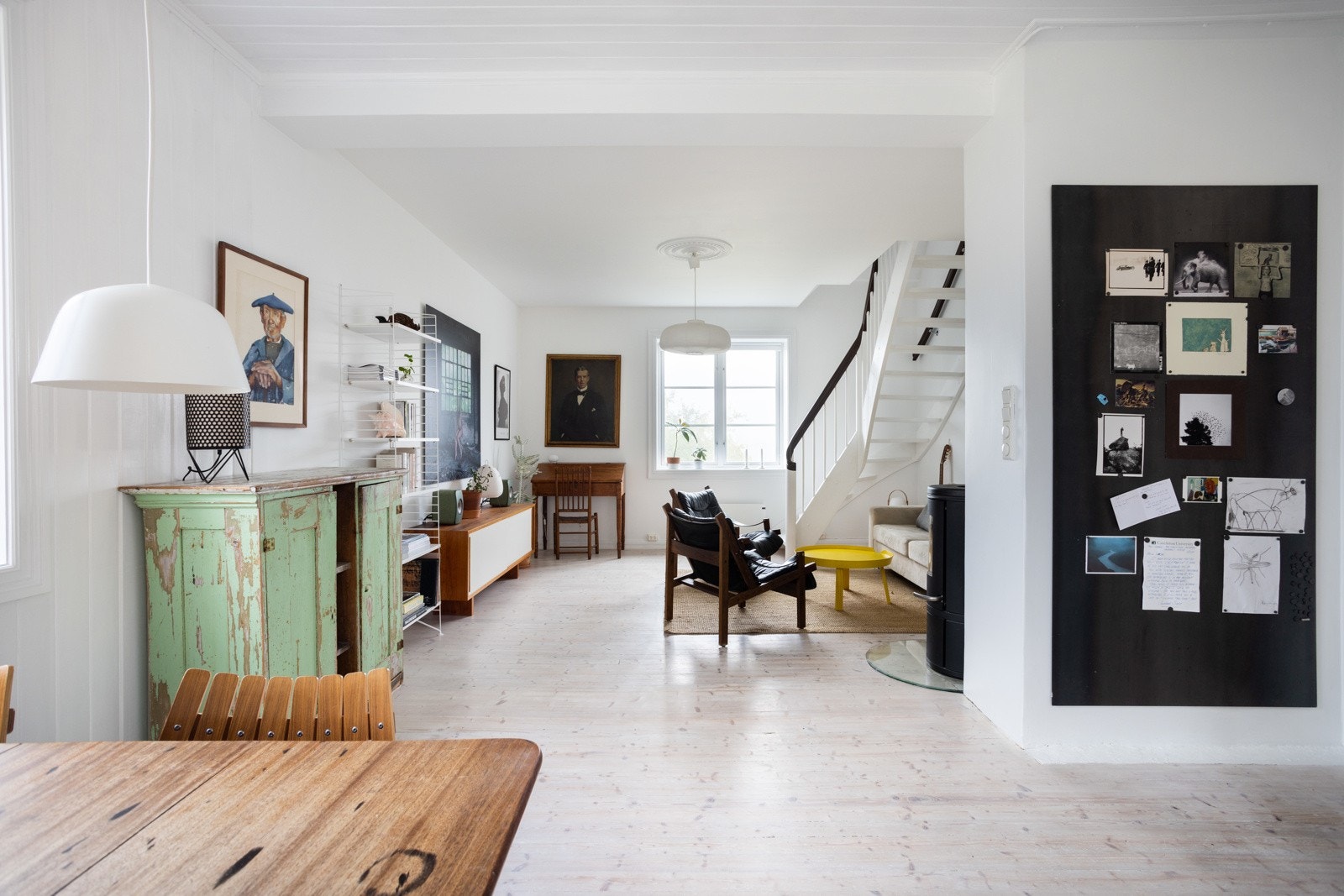 Stuen kan fint innredes på flere ulike måter, og gir naturlige soner til både sofaseksjon og spisebord. Galleribilde