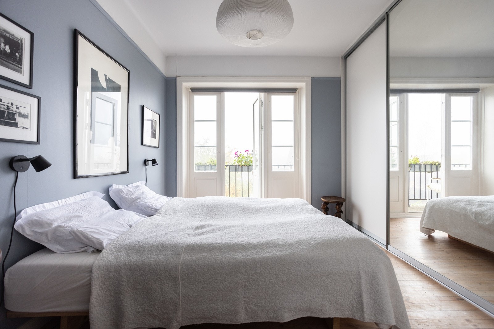 Rommet har god plass til dobbeltseng med tilhørende møblement og rikelig med garderobeplass i praktisk skyvedørsgarderobe. I tillegg er det utgang til nydelig balkong. Galleribilde