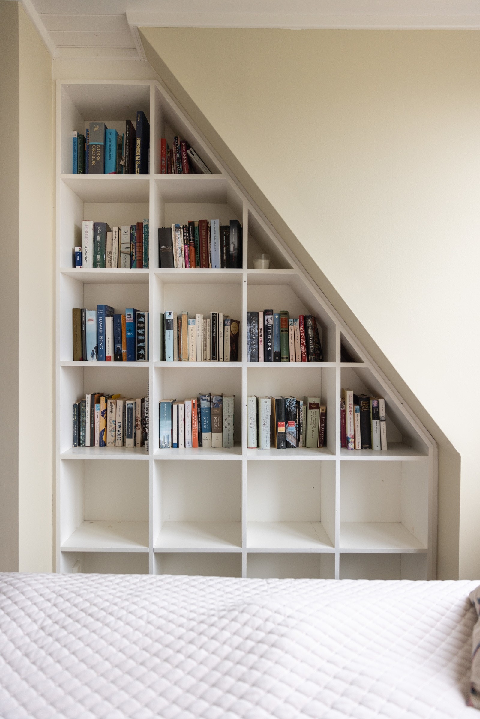 Detaljer | Spesialtilpassede vegghyller gir plass til masse oppbevaring. Galleribilde