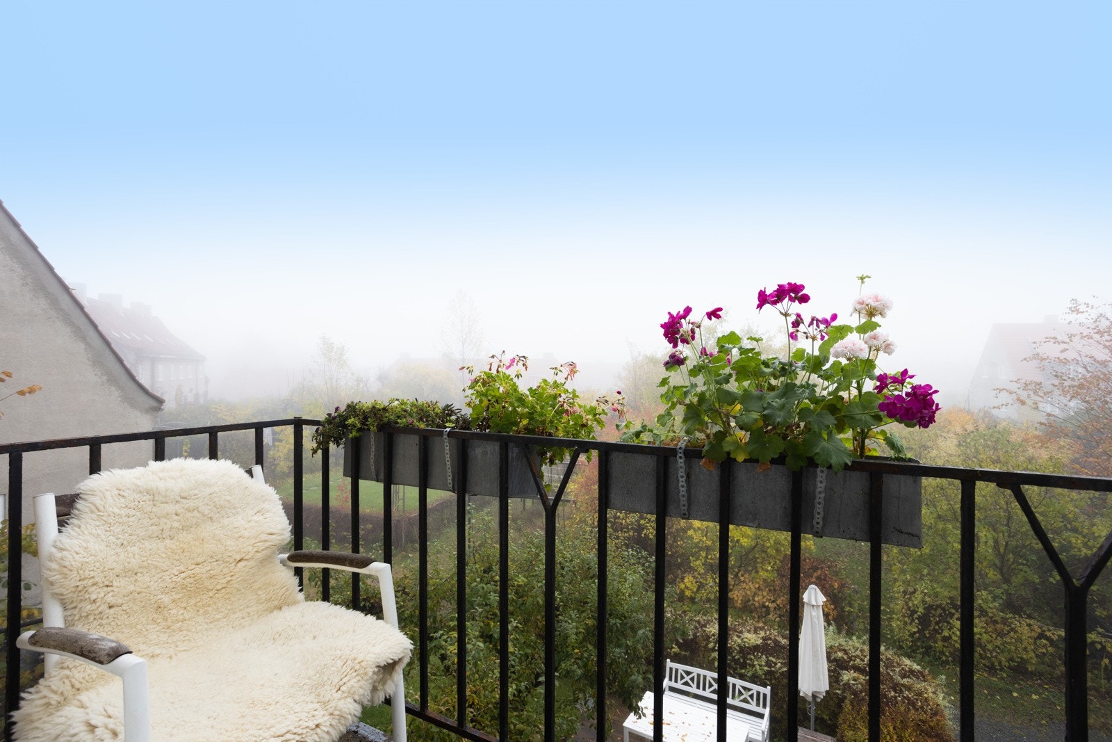 Balkongen er et hyggelig og behagelig sted å trekke seg tilbake, og har god plass til enklere utemøblement. Galleribilde