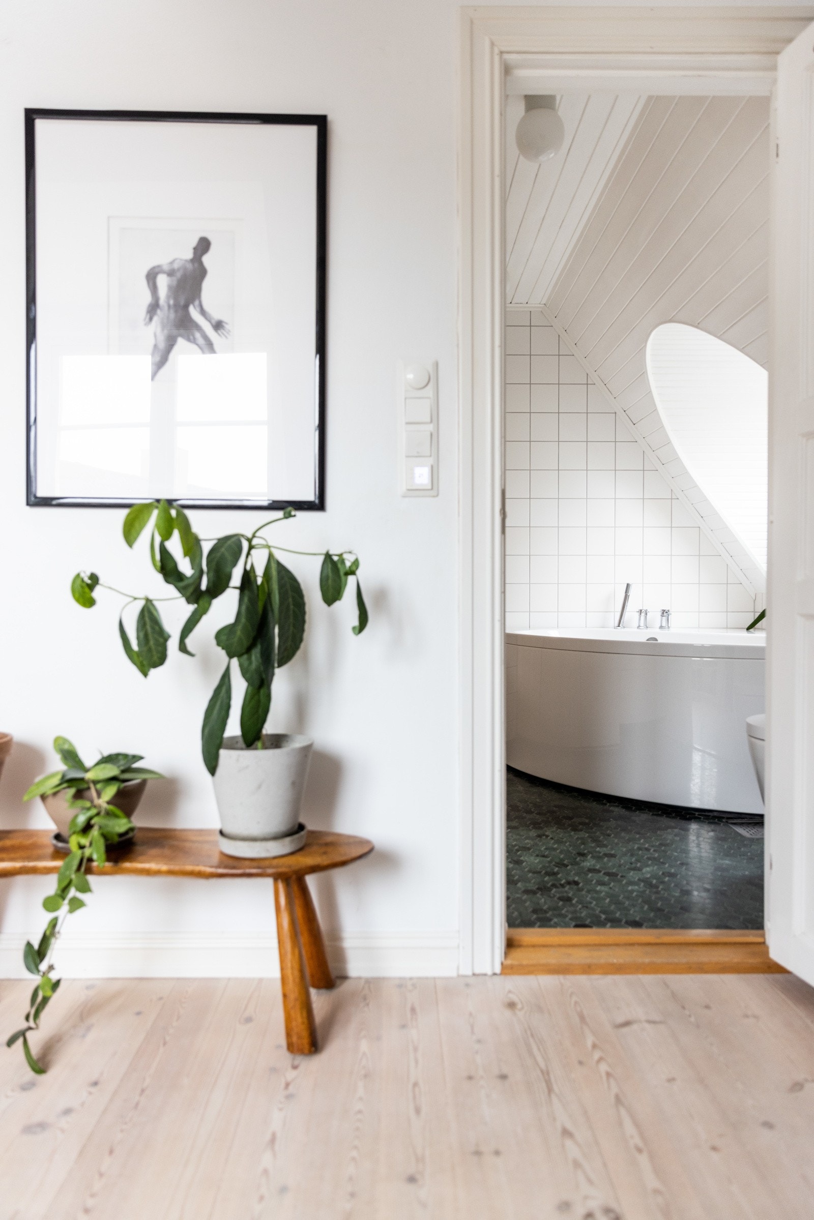 Boligen har to komplette bad - ett i hver etasje. Galleribilde