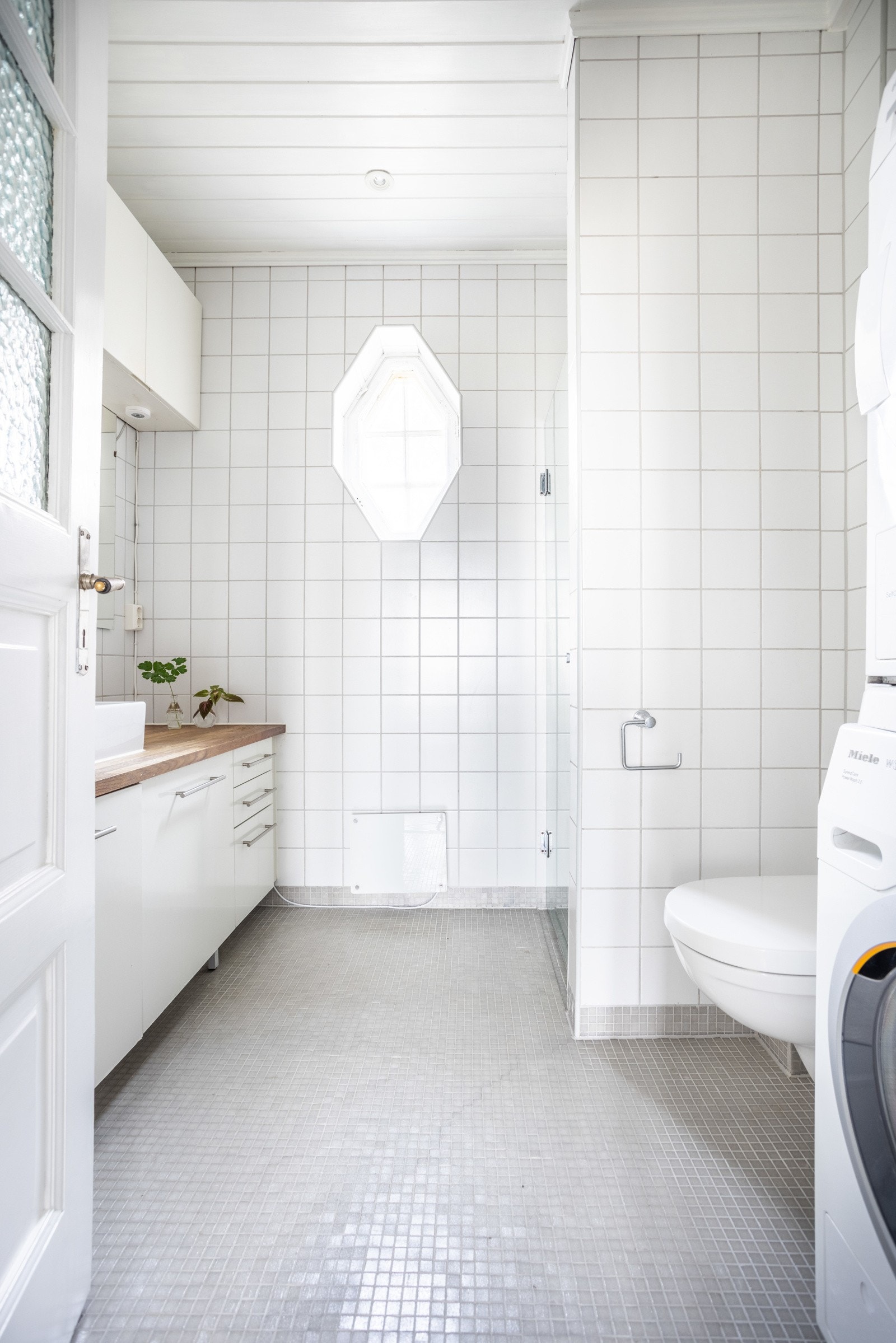 Badet i 2.etasje har en lys og tidløs innredning fra 2004. Galleribilde