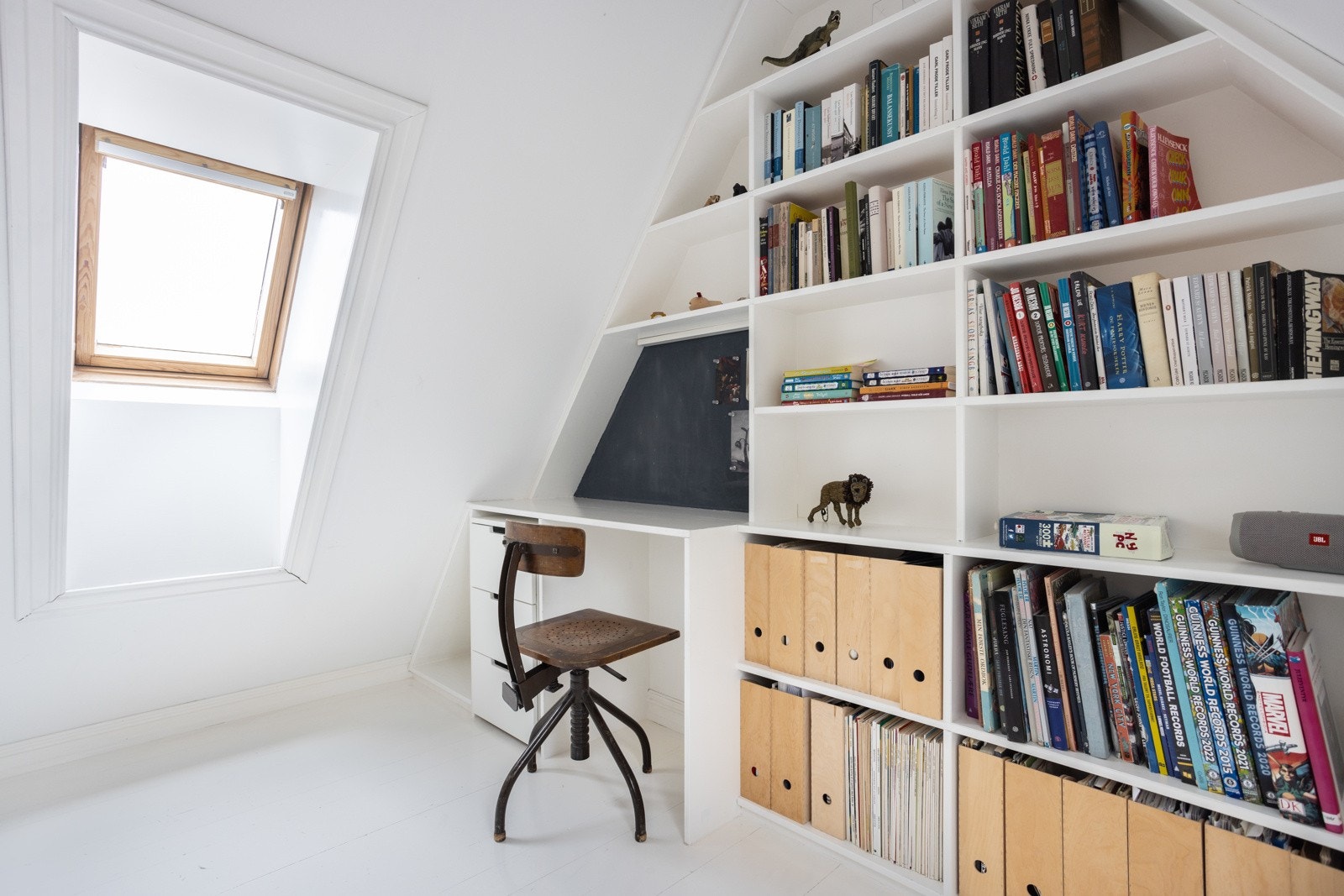 Hemsen er i dag utnyttet og innredet med en praktisk kontorløsning. Galleribilde