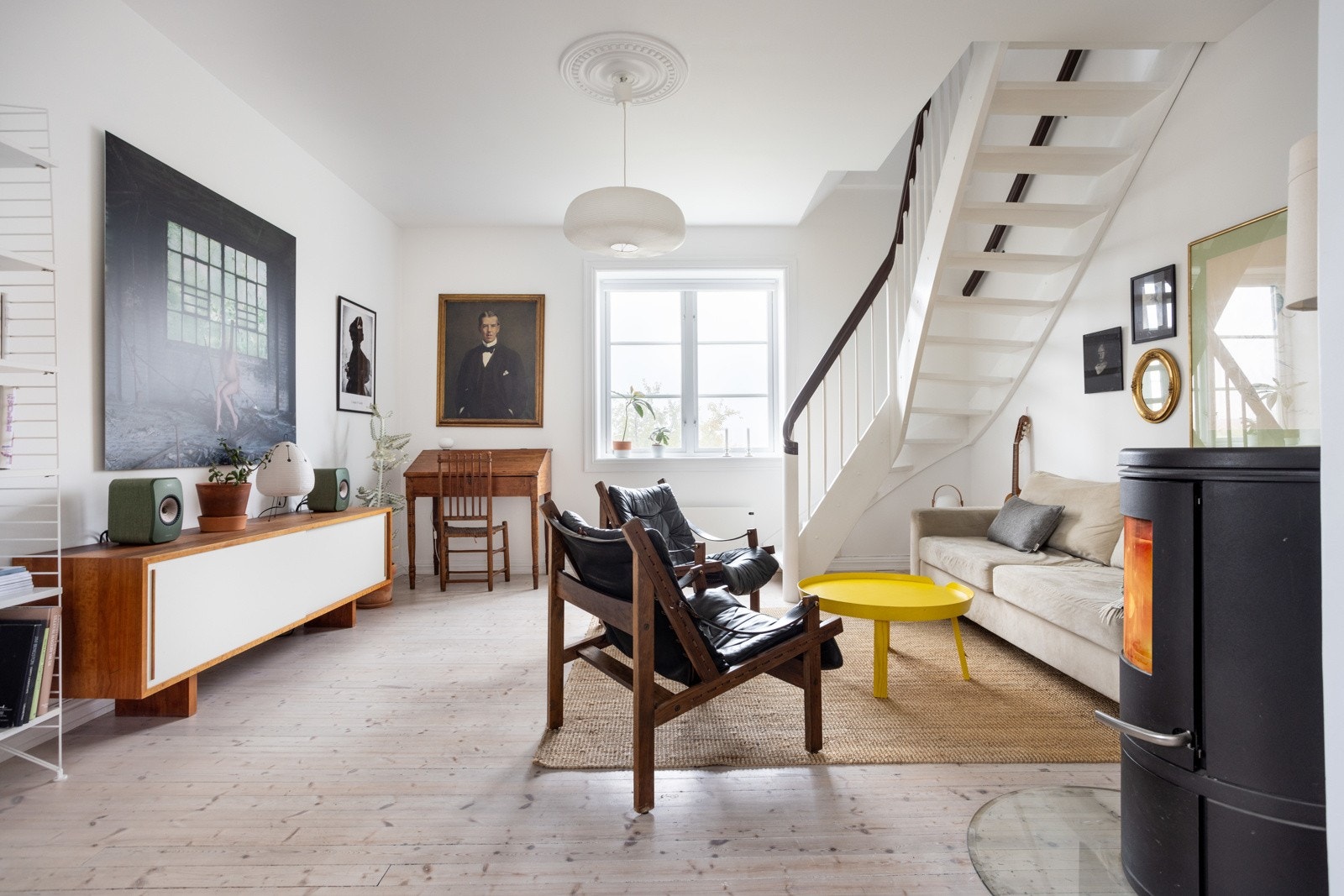 Takhøyden ble målt til 2,73 meter på kjøkkenet (noe lavere i stuen), og skaper en luftig atmosfære. Legg også merke til rosetten i taket. Galleribilde