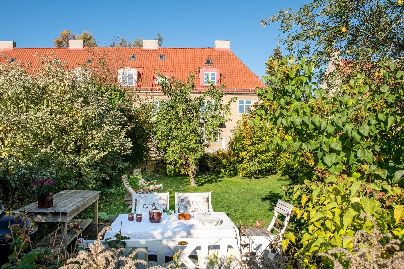 I hagen finner man flere soner, både i sol og skygge, og mange steder å trekke seg tilbake. Galleribilde